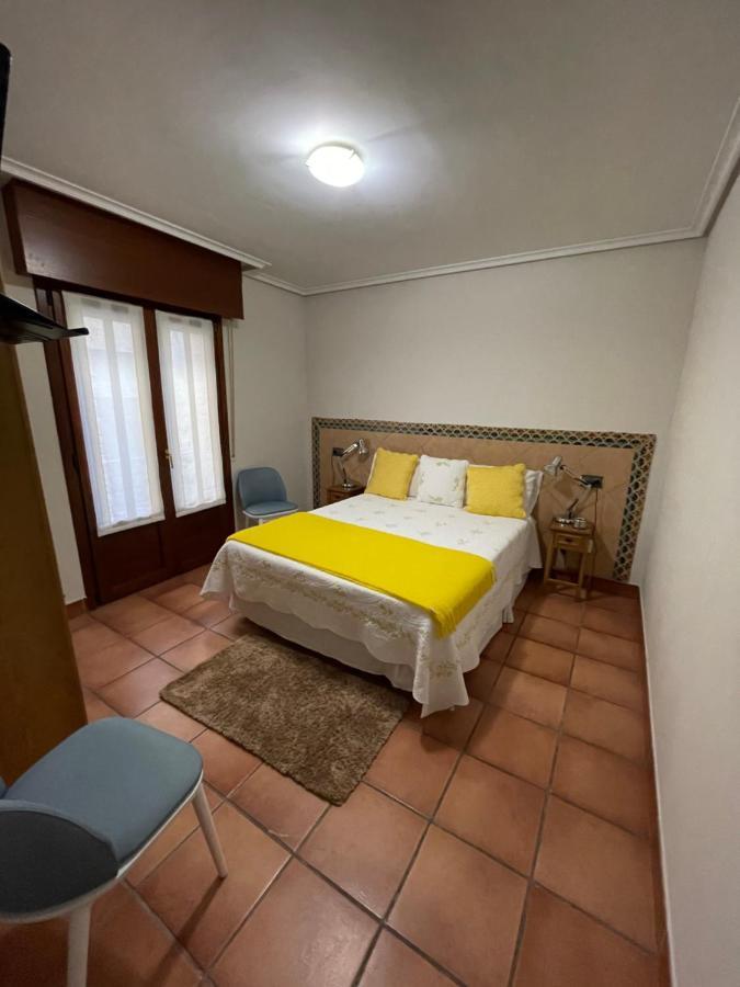 Habitación con cama extragrande.