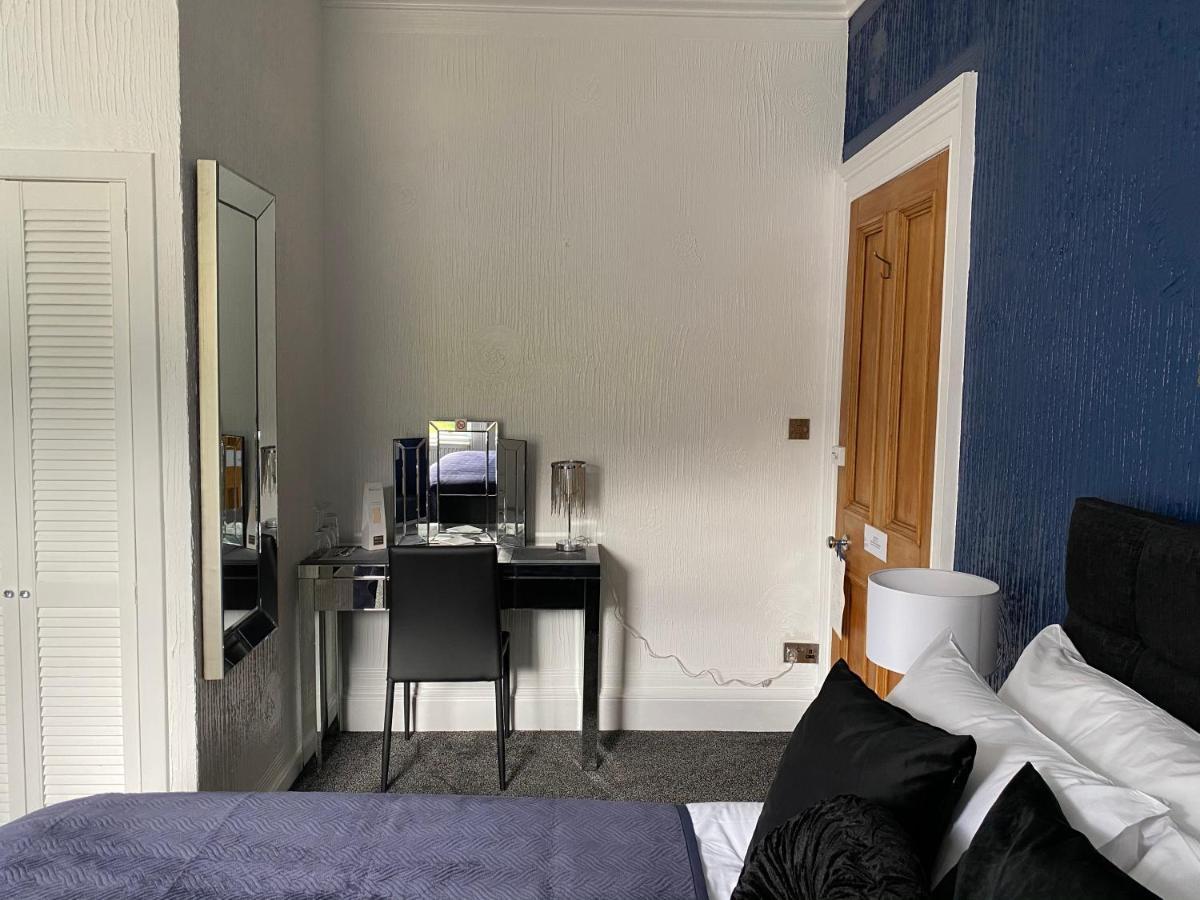 Deluxe Double Room Shower