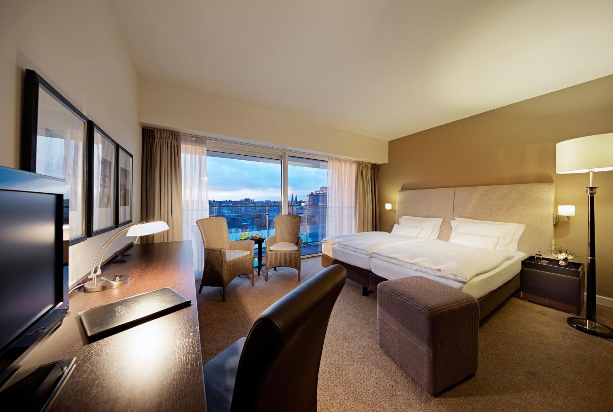 Kamer met Kingsize Bed en een Balkon en Uitzicht op de Stad