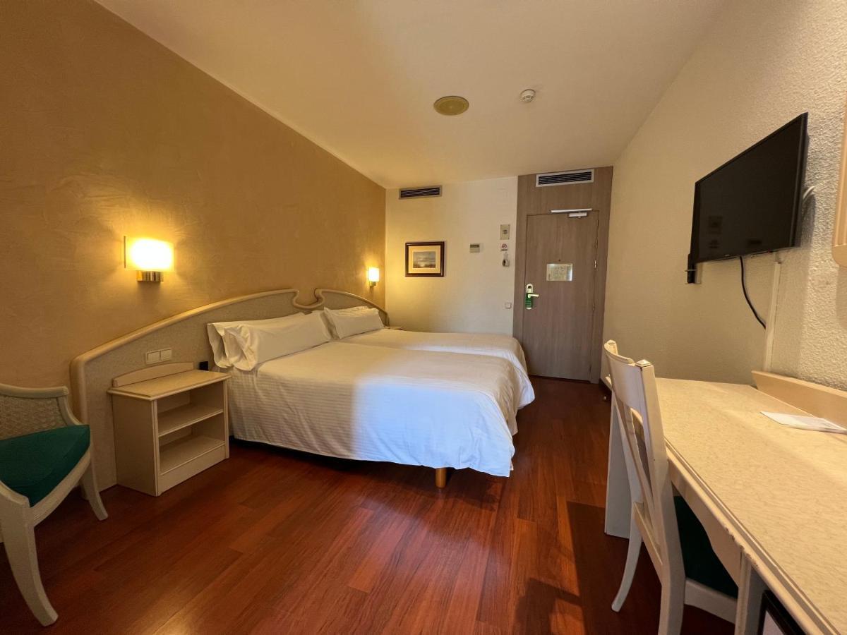 Quarto Econômico com 2 Camas de Solteiro