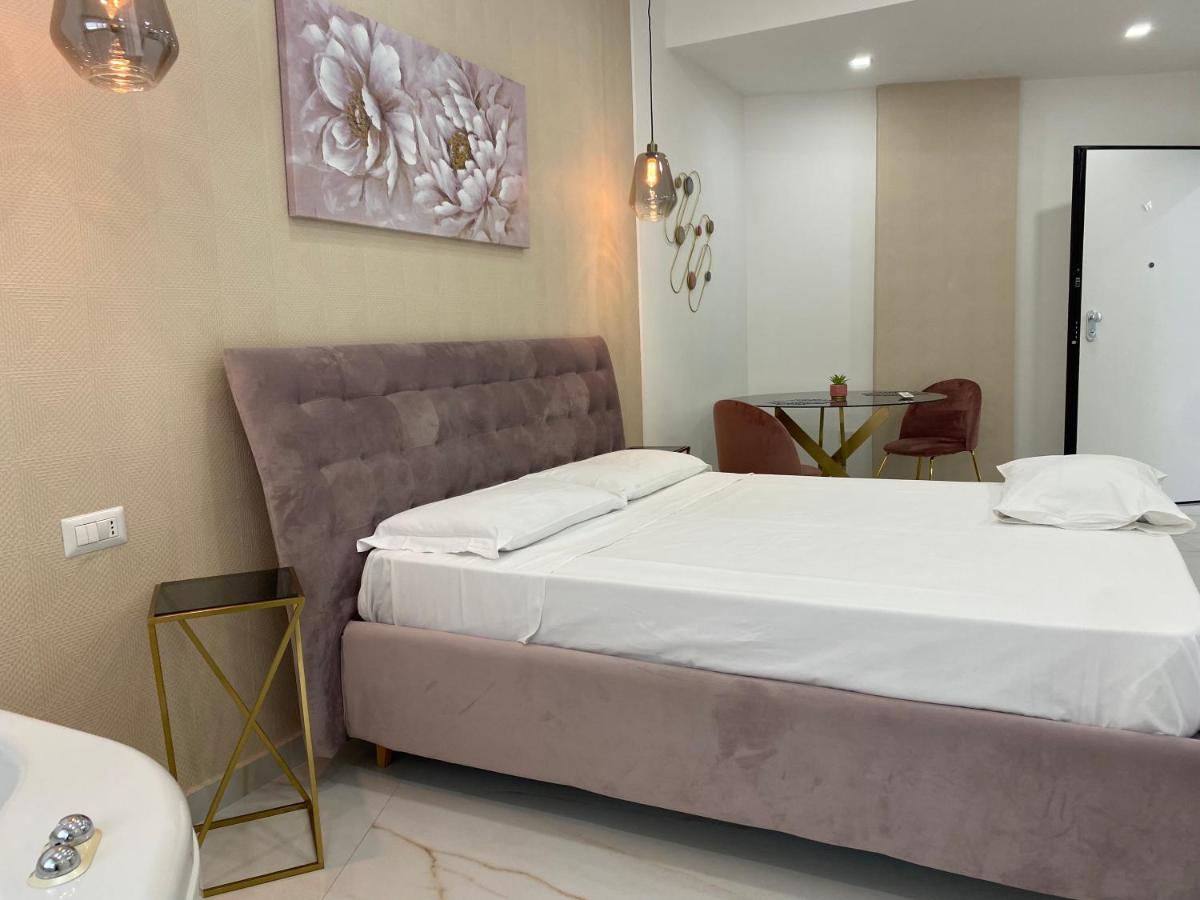 Habitación con cama extragrande y bañera de hidromasaje