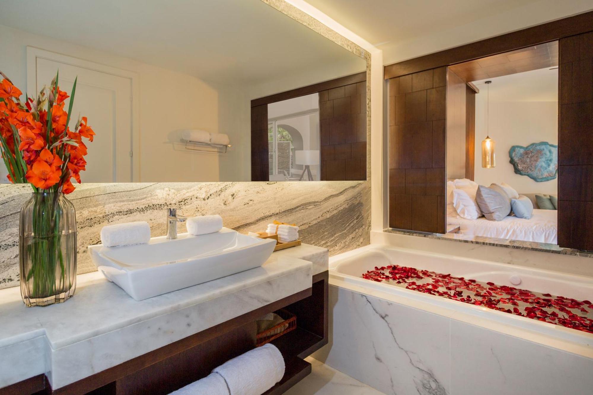 Junior Suite King con Vista Oceano Parziale