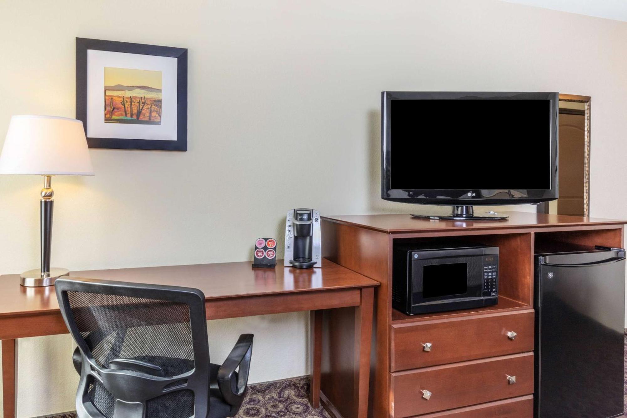 King Studio Suite with Sofa Bed and Jetted Tub - Non-Smoking