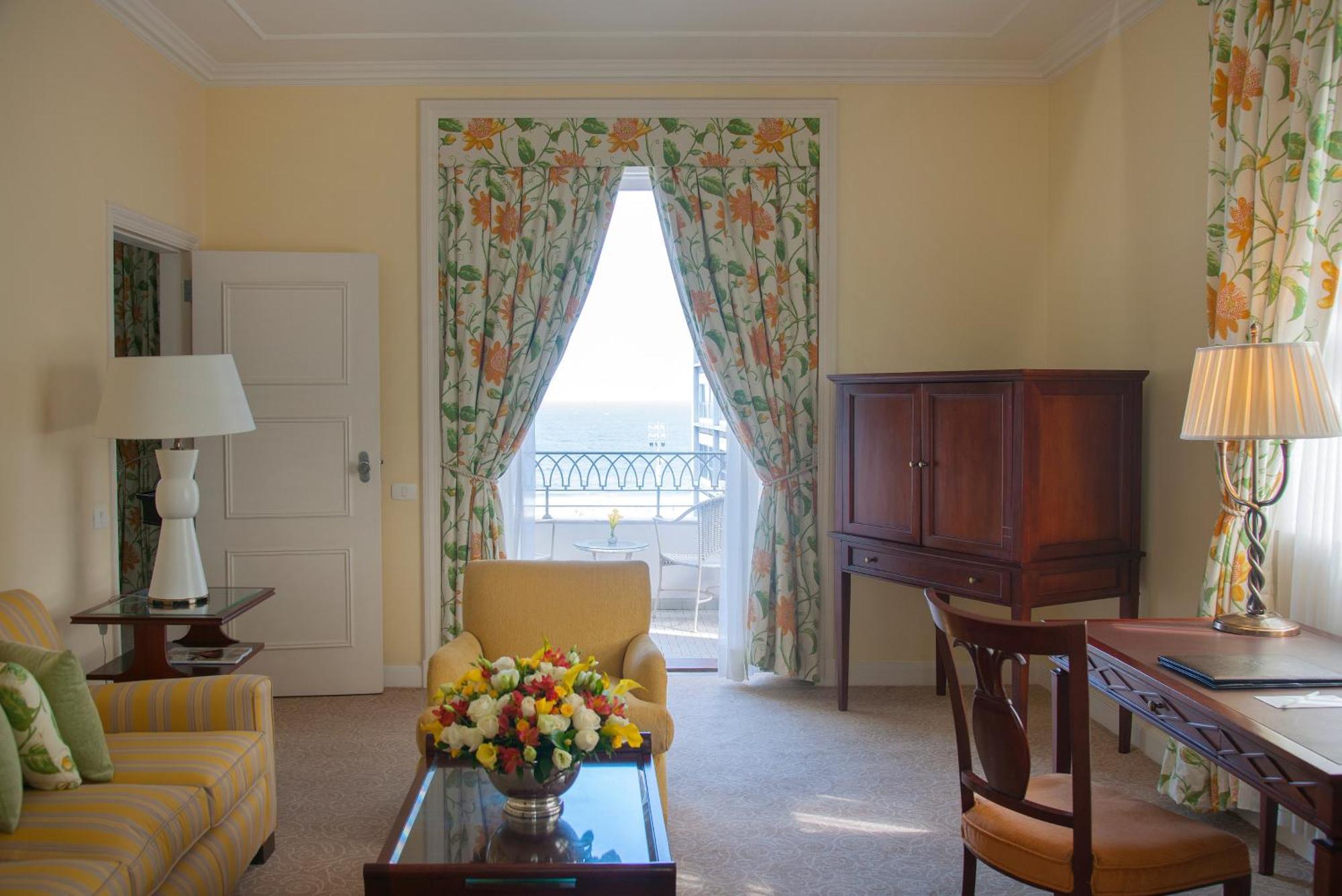 Suite com 1 Quarto e Vista Piscina