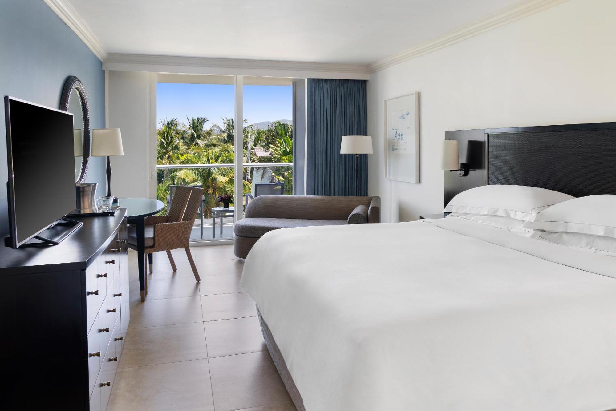 Quarto com Cama King-size e Vista do Resort