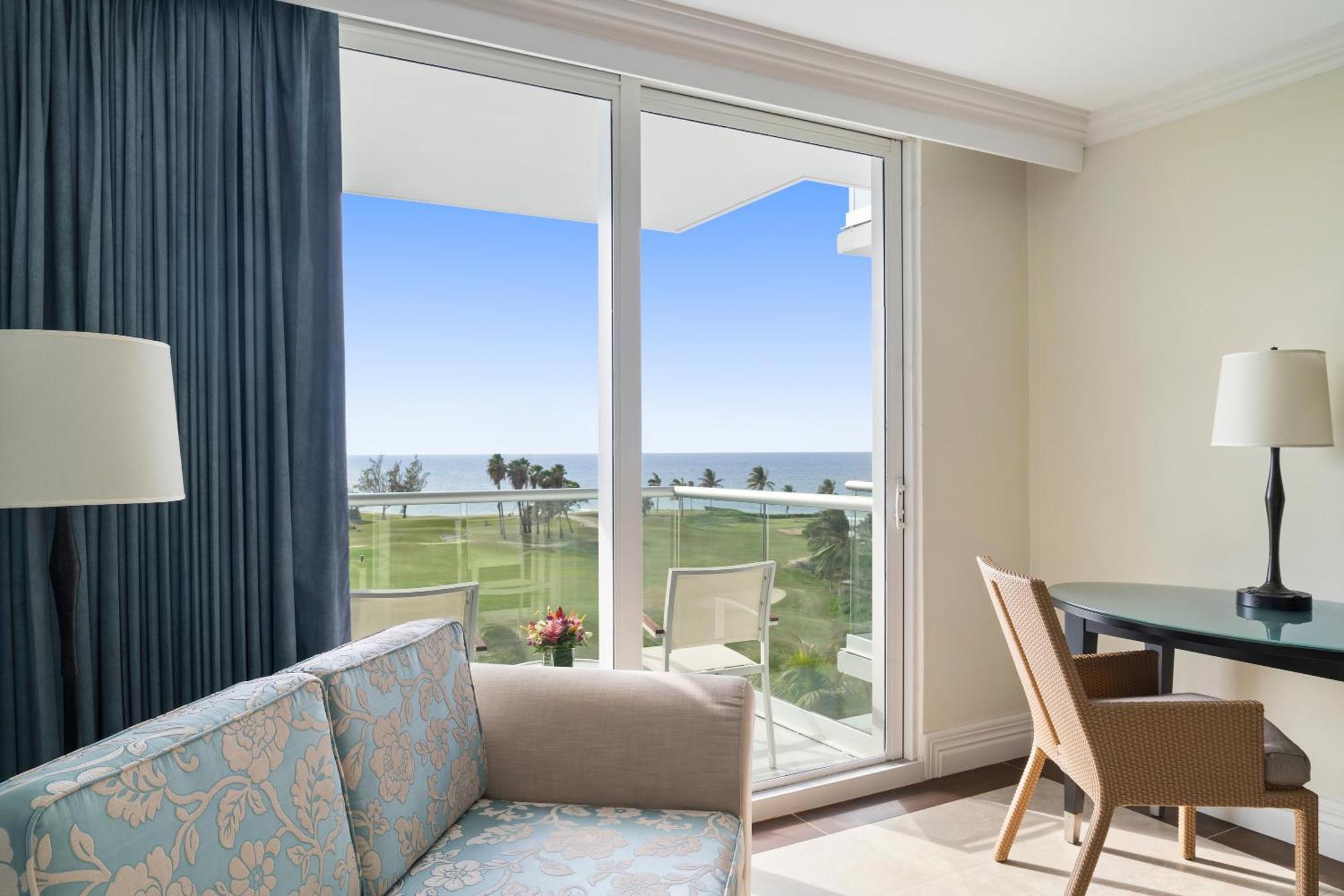 Quarto com 1 Cama King-size e Vista Parcial do Mar