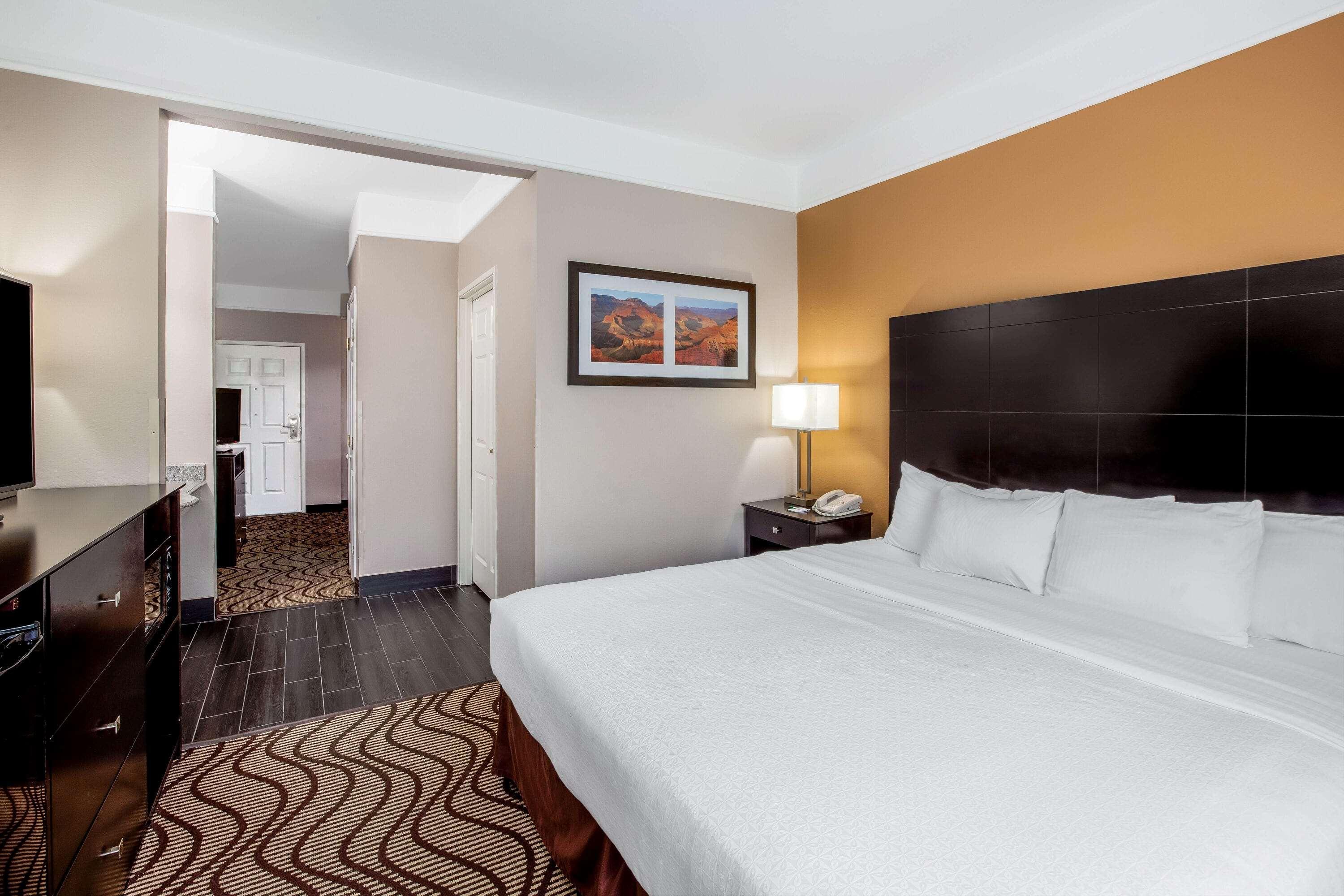 1 King Bed, Executive Mobility Access Suite, Bathtub w/ Grab Bars, Non-Smoking