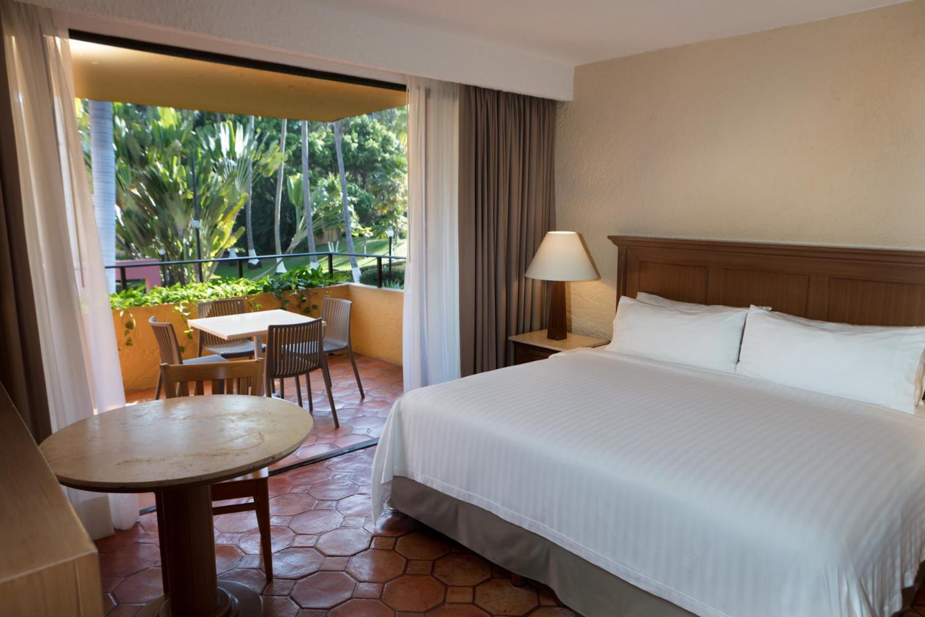 Standard King Room with Garden View