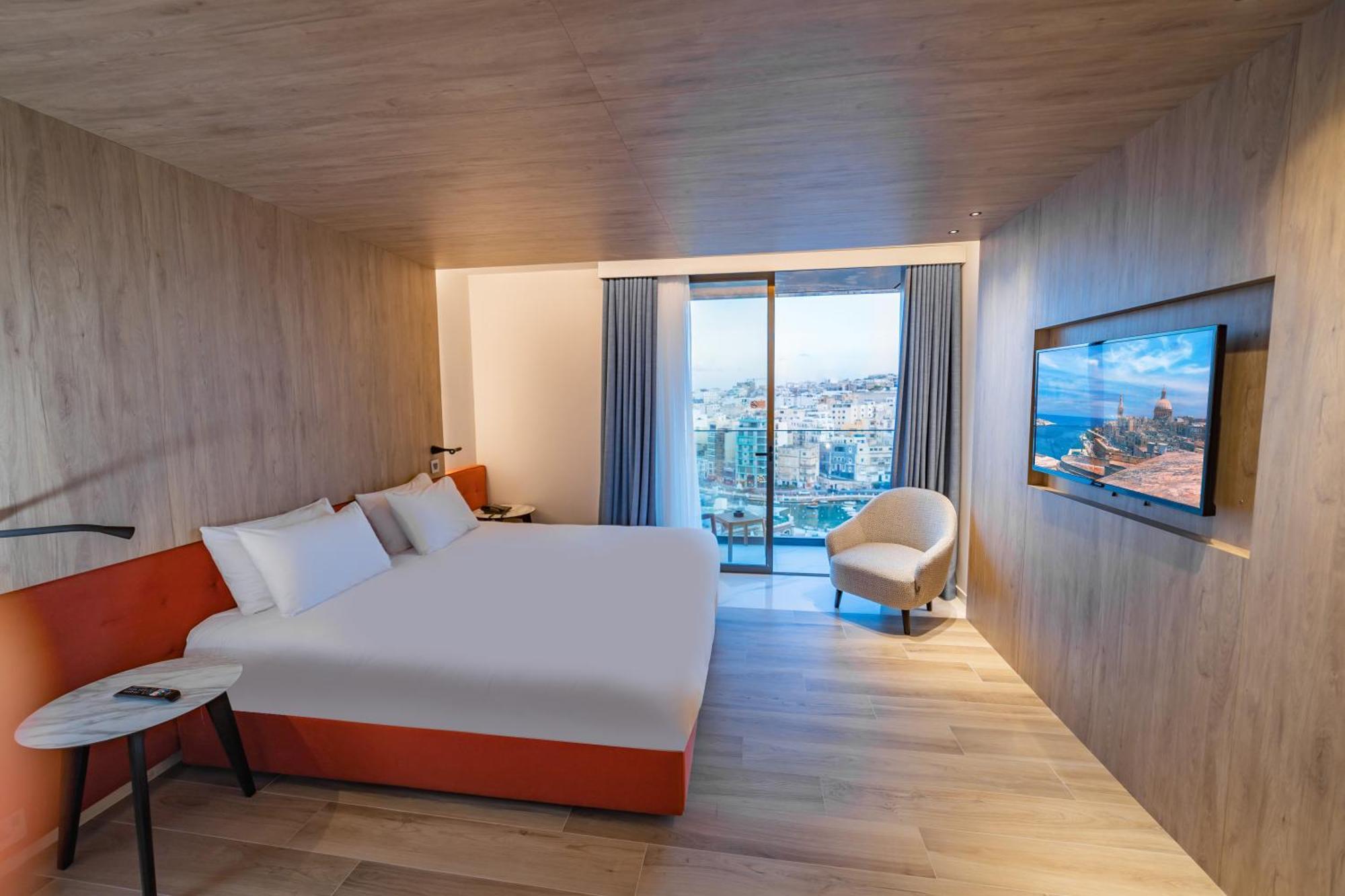 Habitación superior con cama grande, balcón y vistas al mar