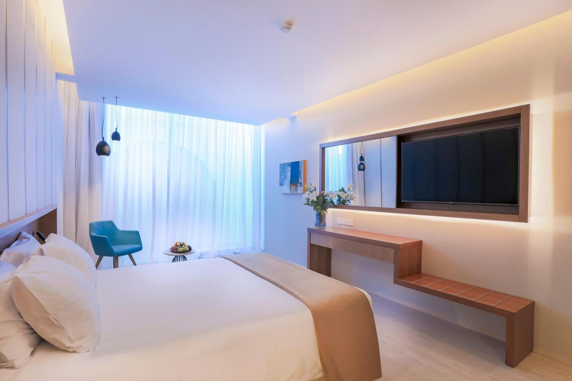 Standaard kamer met balkon en uitzicht op zee.