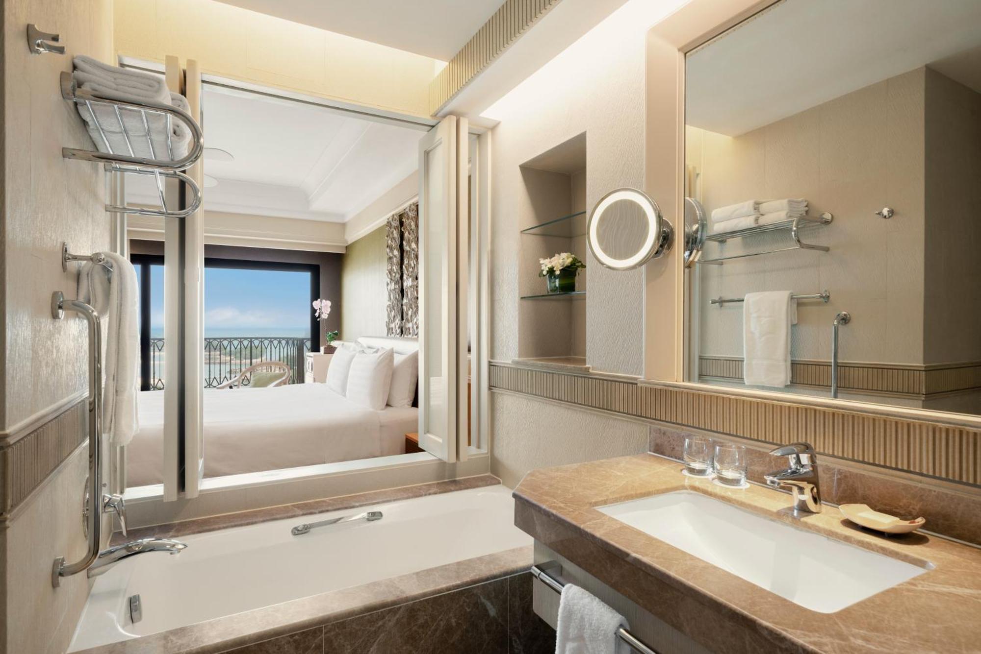 Zimmer Panorama mit Kingsize-Bett und Meerblick