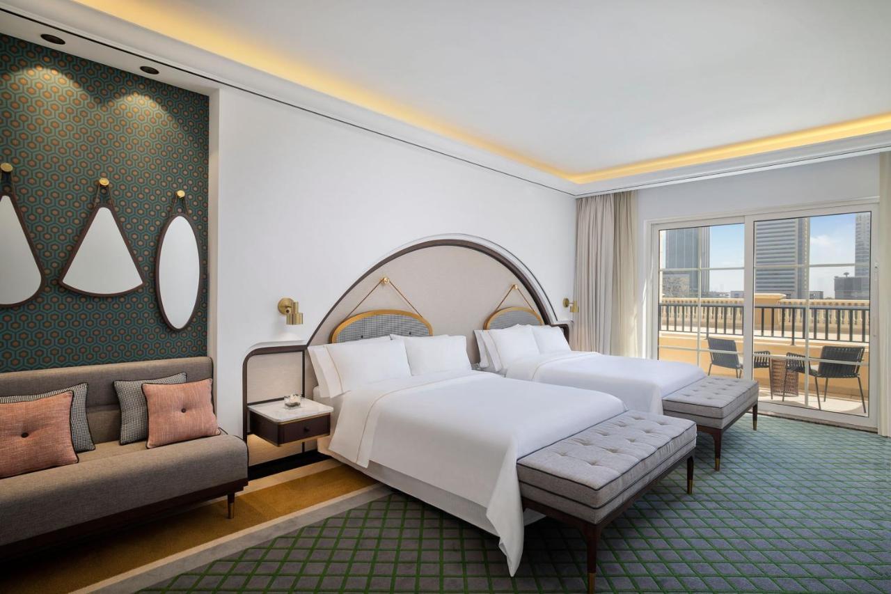 Deluxe Zimmer mit 2 Queensize-Betten, Blick auf die Skyline und Zugang zum Wasserpark Jungle Bay