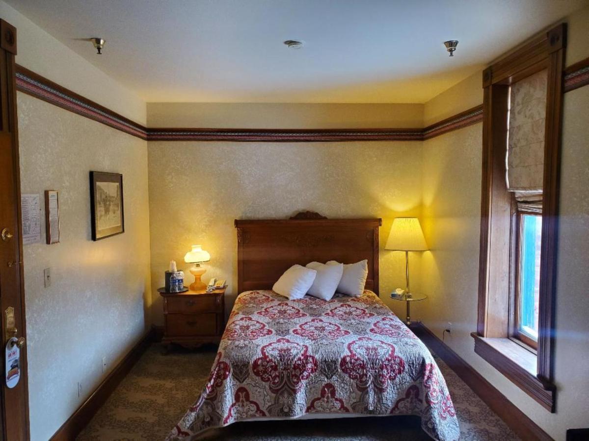 Queen Room - Non-Smoking