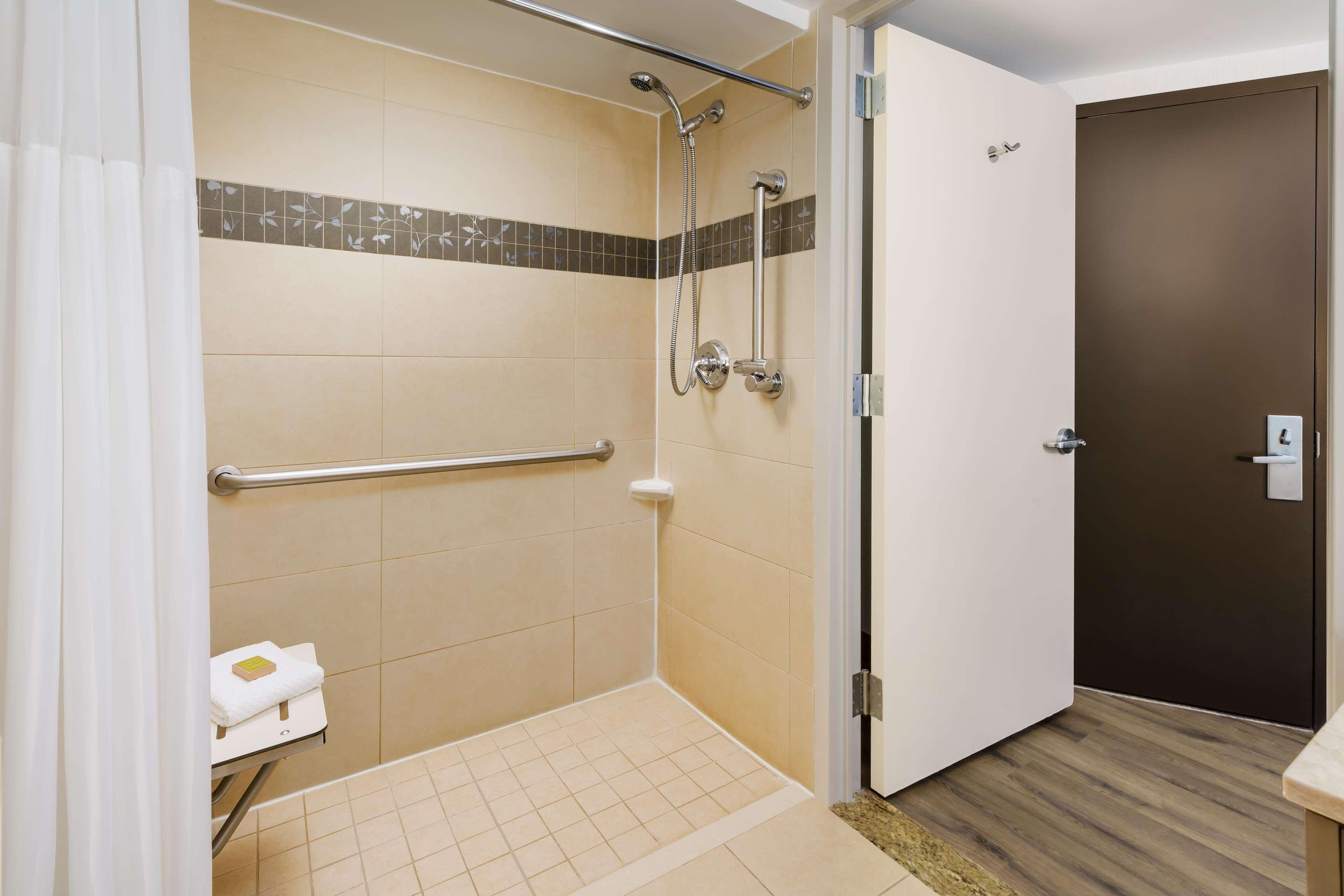 Queen Room with Roll-In Shower - Mobility Access/Non-Smoking