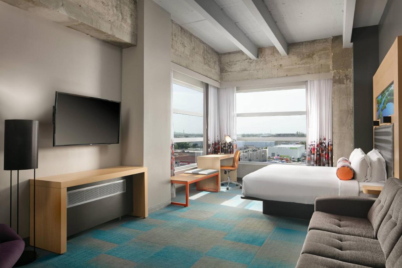 Breezy, Larger Guest room, 1 King, Corner room, High floor