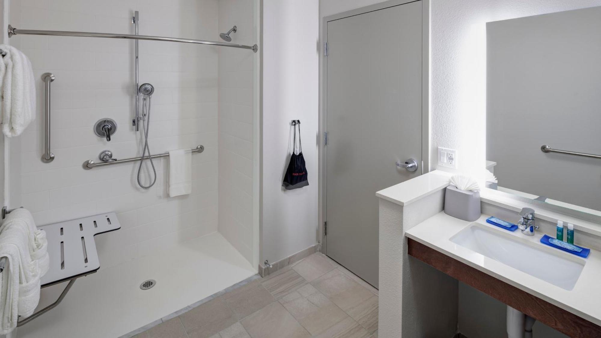 King Room - Hearing Accessible - Roll-in Shower