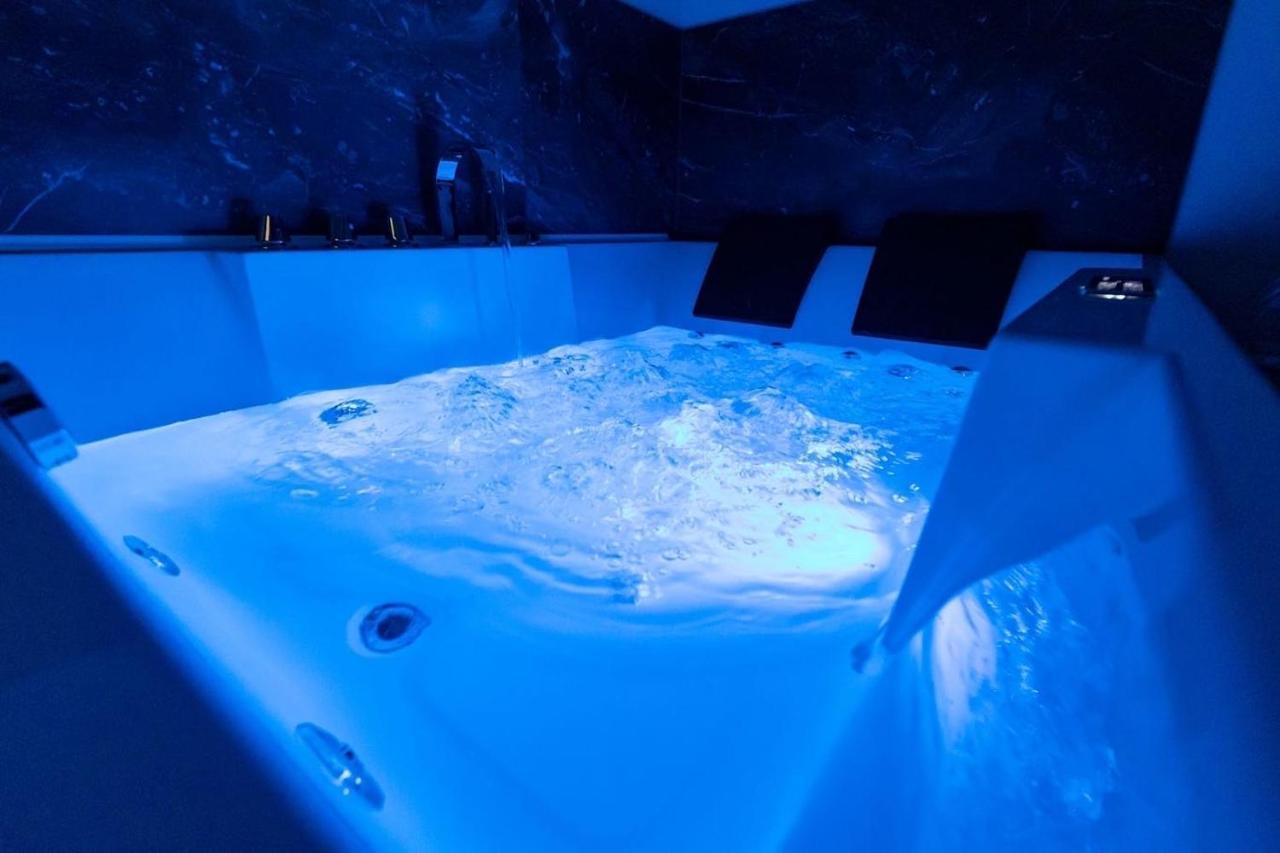 Queen Room Spa Bath