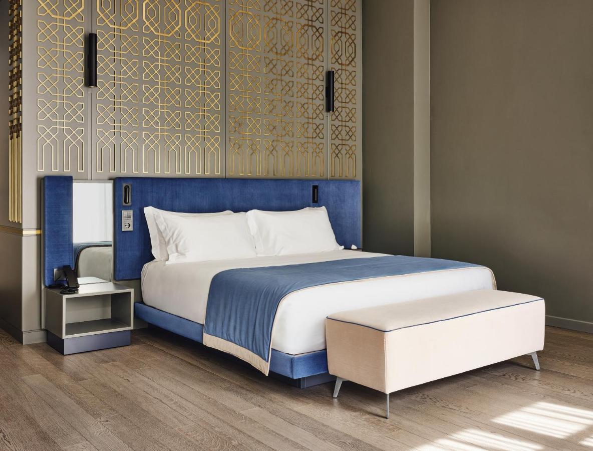 Chambre Lit King-Size de Luxe - Vue Partielle sur Lac