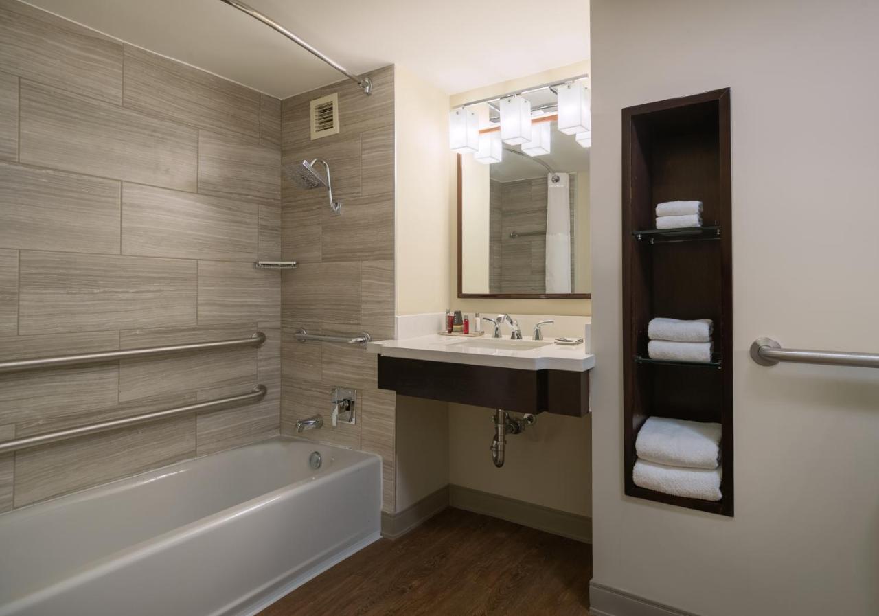 Queen Room with Two Queen Beds and Balcony - Mobility Accessible with Tub