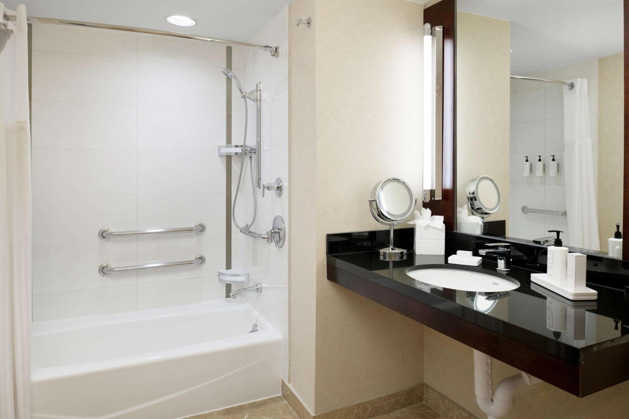 King Room with Bath Tub and City View - Mobility/Hearing Access