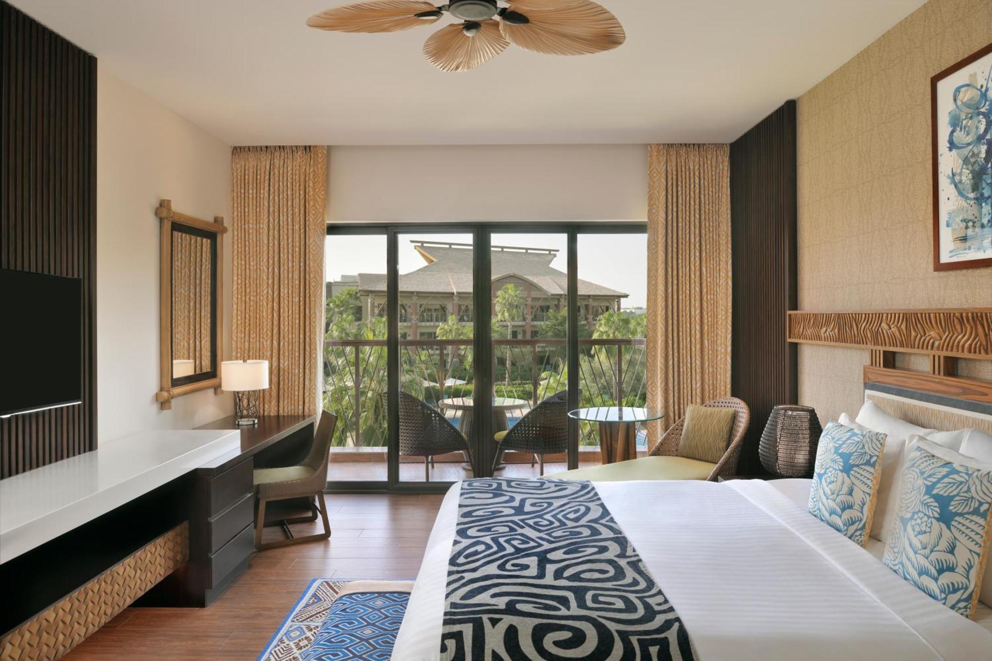 Room Theme Park Access 1 King Pool view Complimentary Beach Access to Sheraton JBR Shuttle to MOE & Dubai Mall