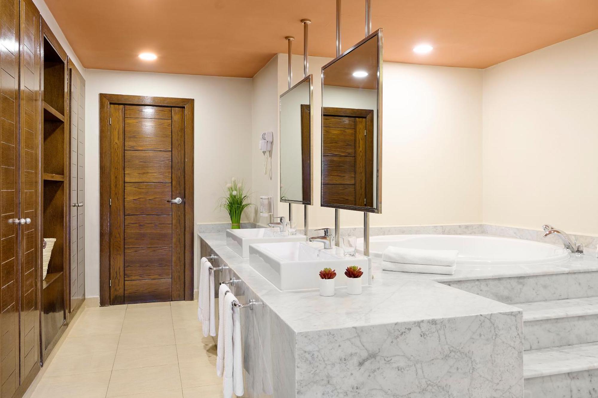 Junior Suite Beachfront,1537465444:JPEG