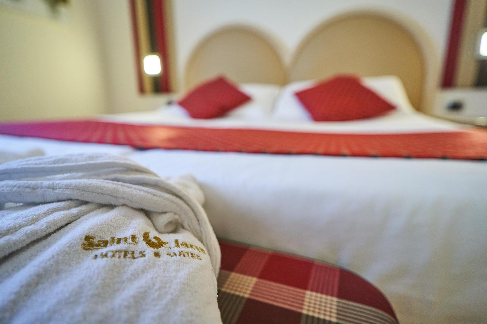 Superior Zimmer mit Queensize-Bett und Whirlpool – Nichtraucher