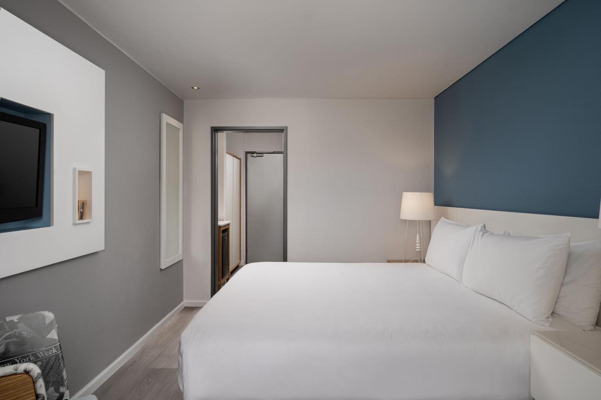 Zimmer mit Kingsize-Bett und Balkon