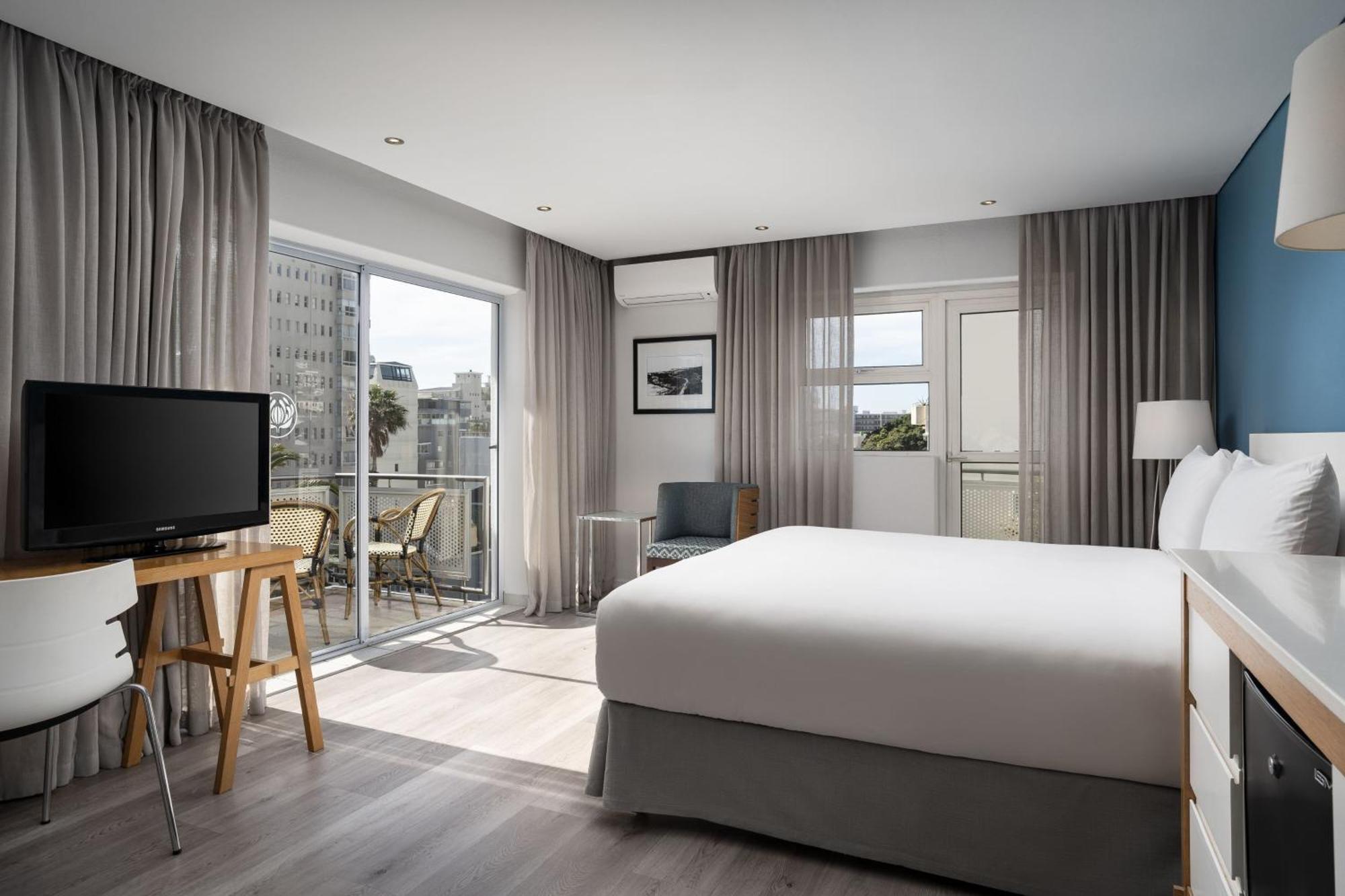 Größeres Zimmer mit 1 Kingsize-Bett, eingeschränktem Meerblick und Balkon