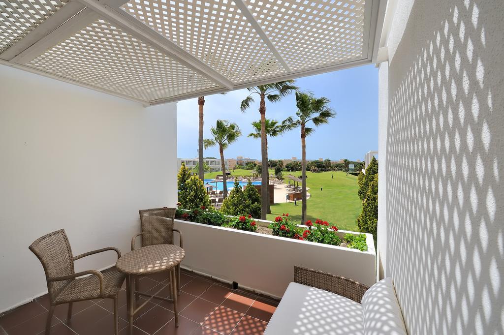 Suite Junior con vistas a la piscina (2 adultos)