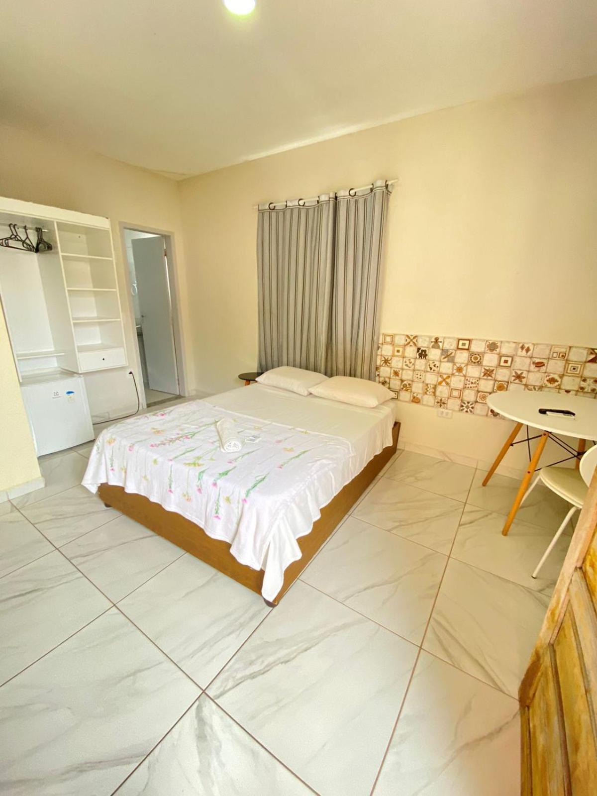Quarto com Cama de Casal ou 2 de Solteiro e Banheiro