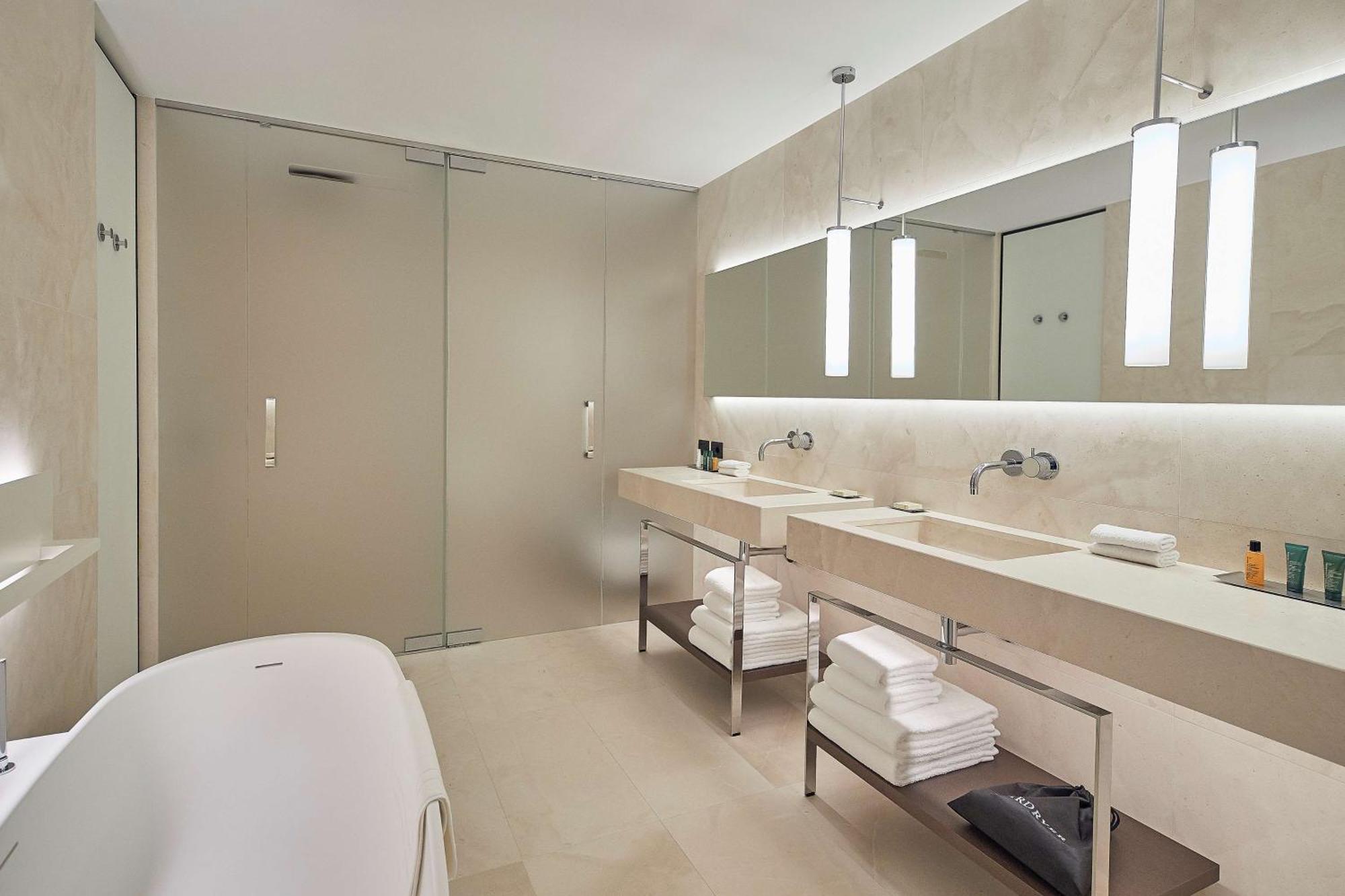 Suite with Balcony and Lake View,1552485103:JPEG