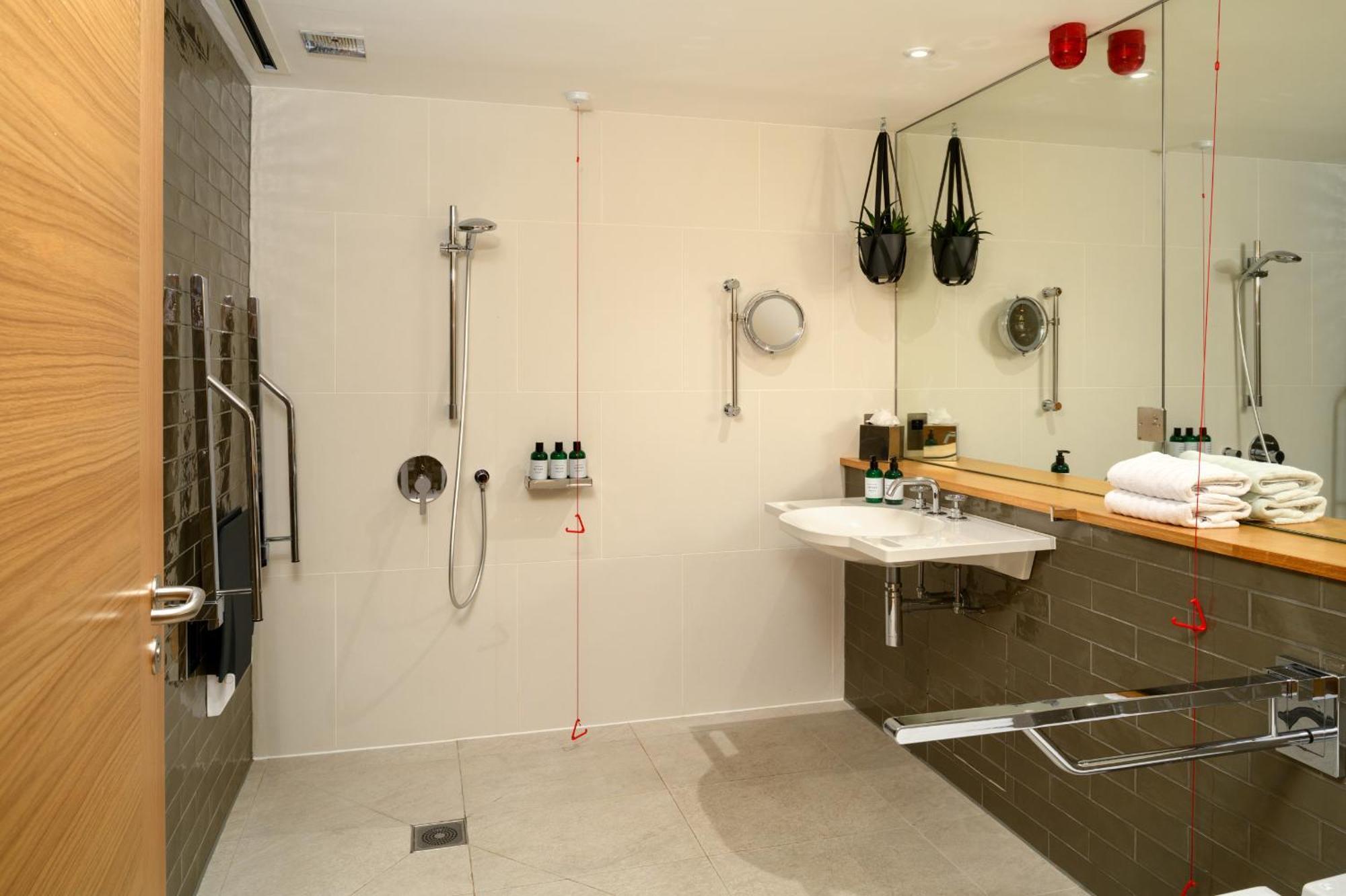 Double Room – ACCESSIBLE wheelchair friendly