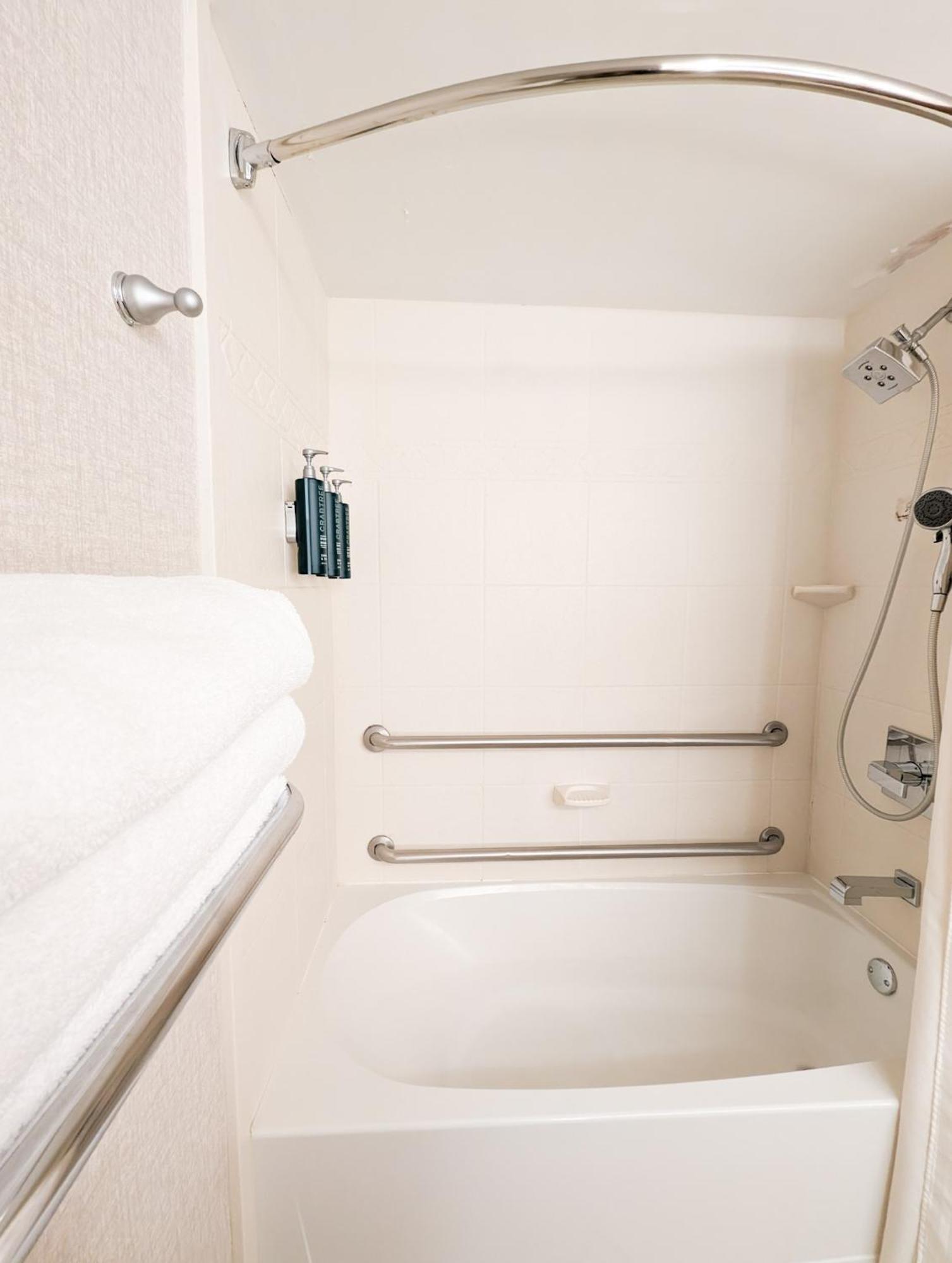 Queen Room with Roll-In Shower- Disability/Hearing Accessible - Non- Smoking