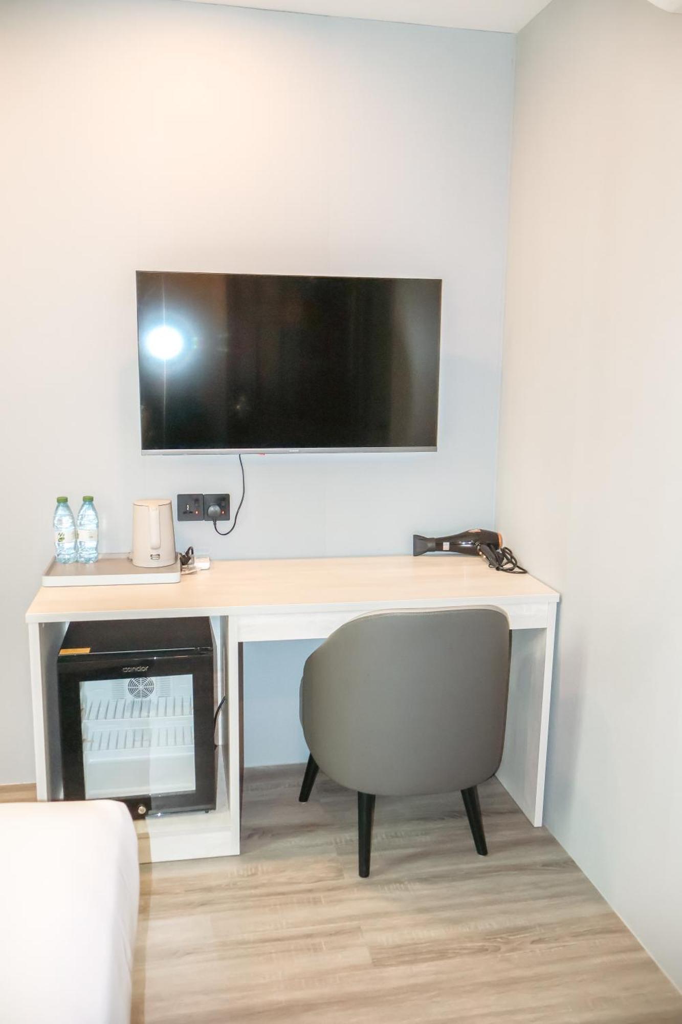 Deluxe Double Room with Free Airport Transfer,1565171536:JPEG
