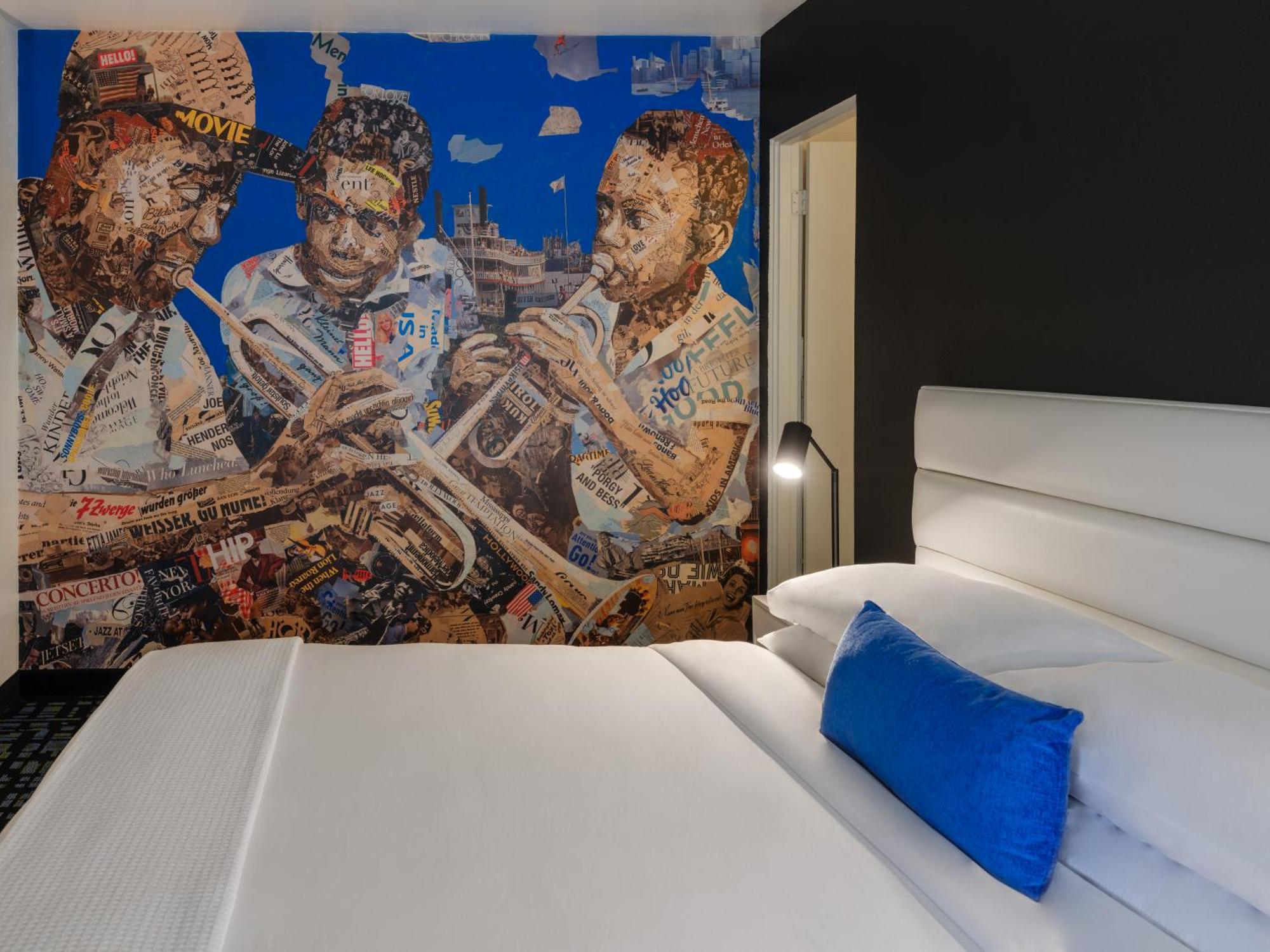Headliner King Room