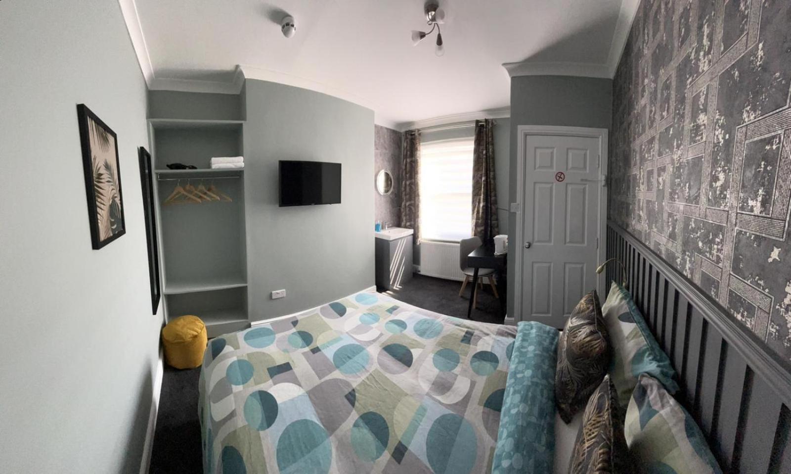 Tweepersoonskamer met Gedeelde Badkamer