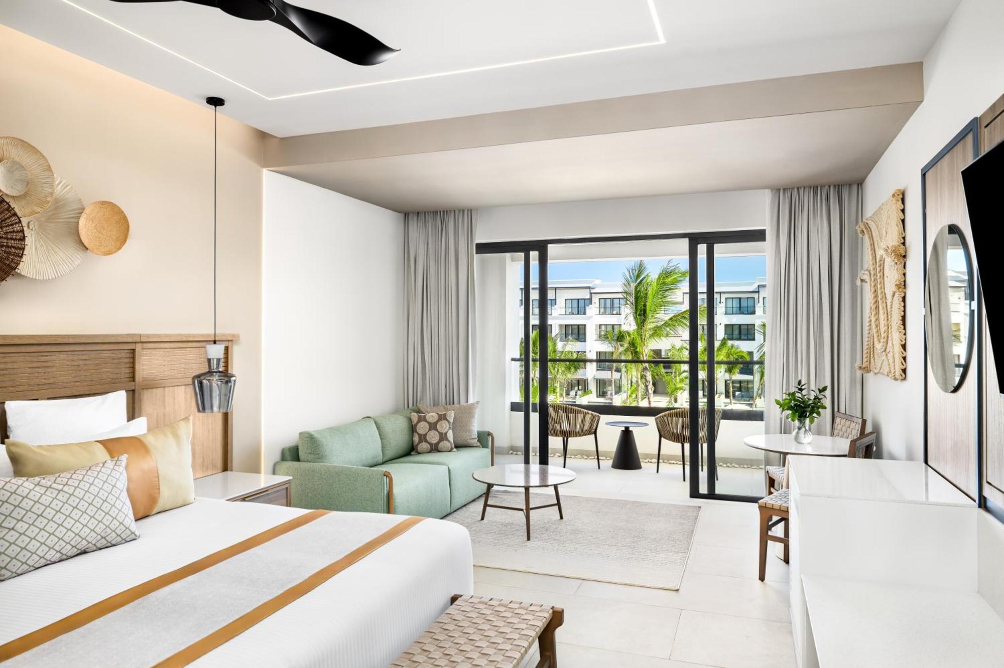 Junior Suite mit Kingsize-Bett und Poolblick