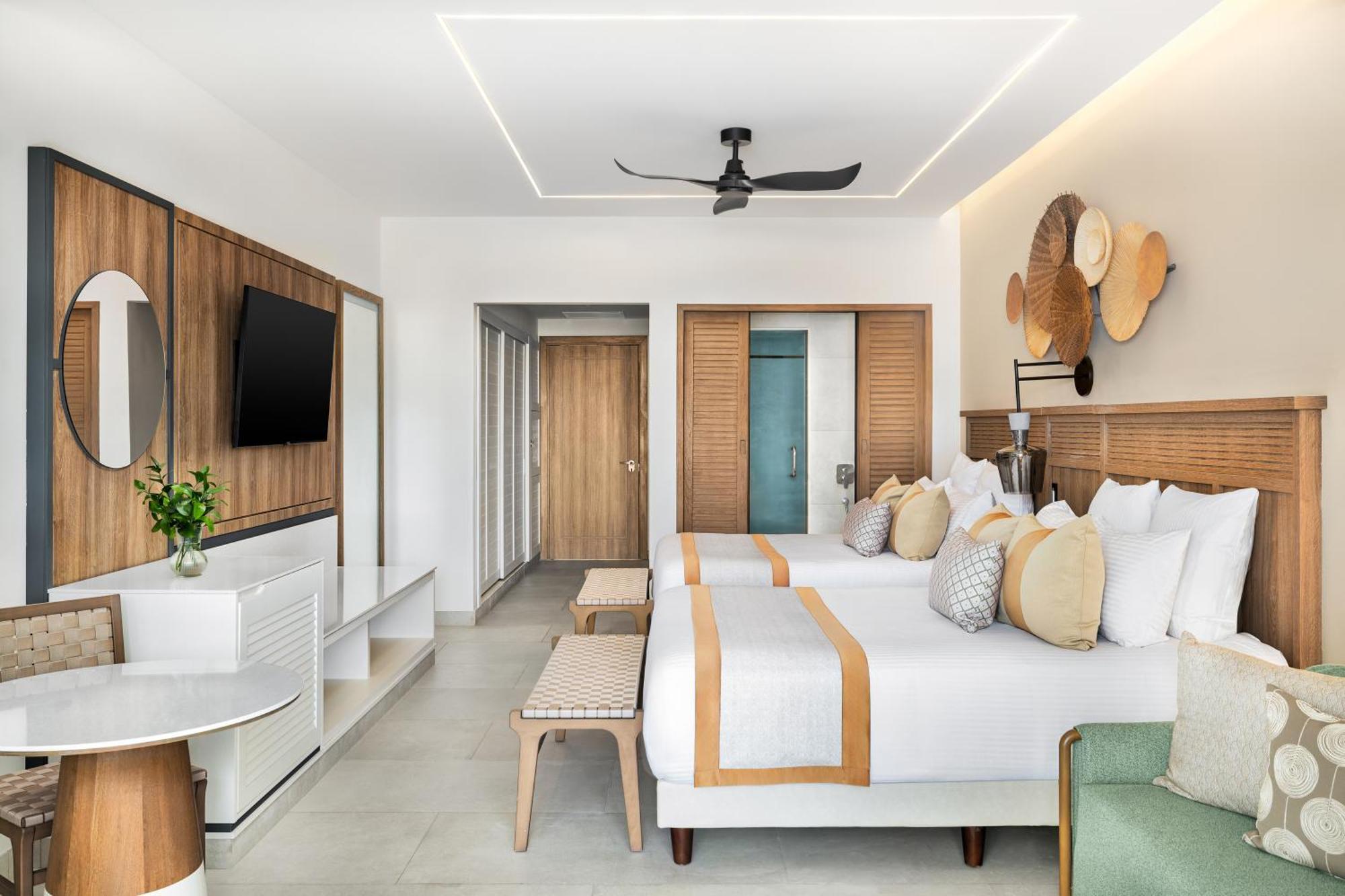 Junior Suite mit Doppelbett und Poolblick
