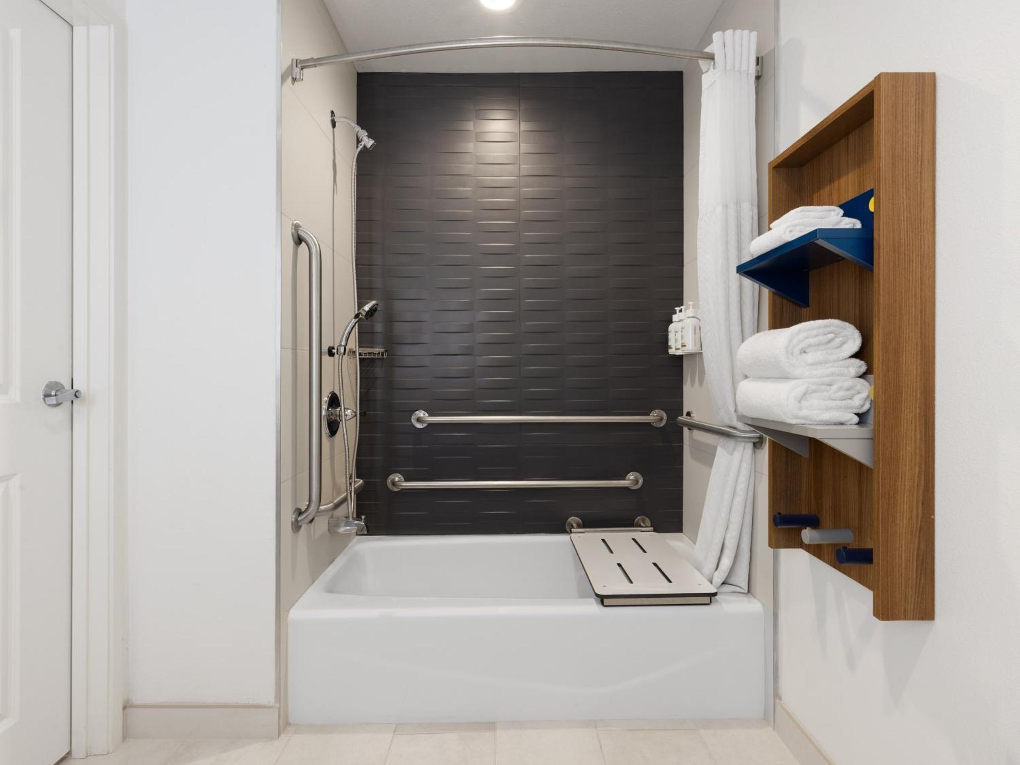 Queen Room - Disability Access - Non-Smoking