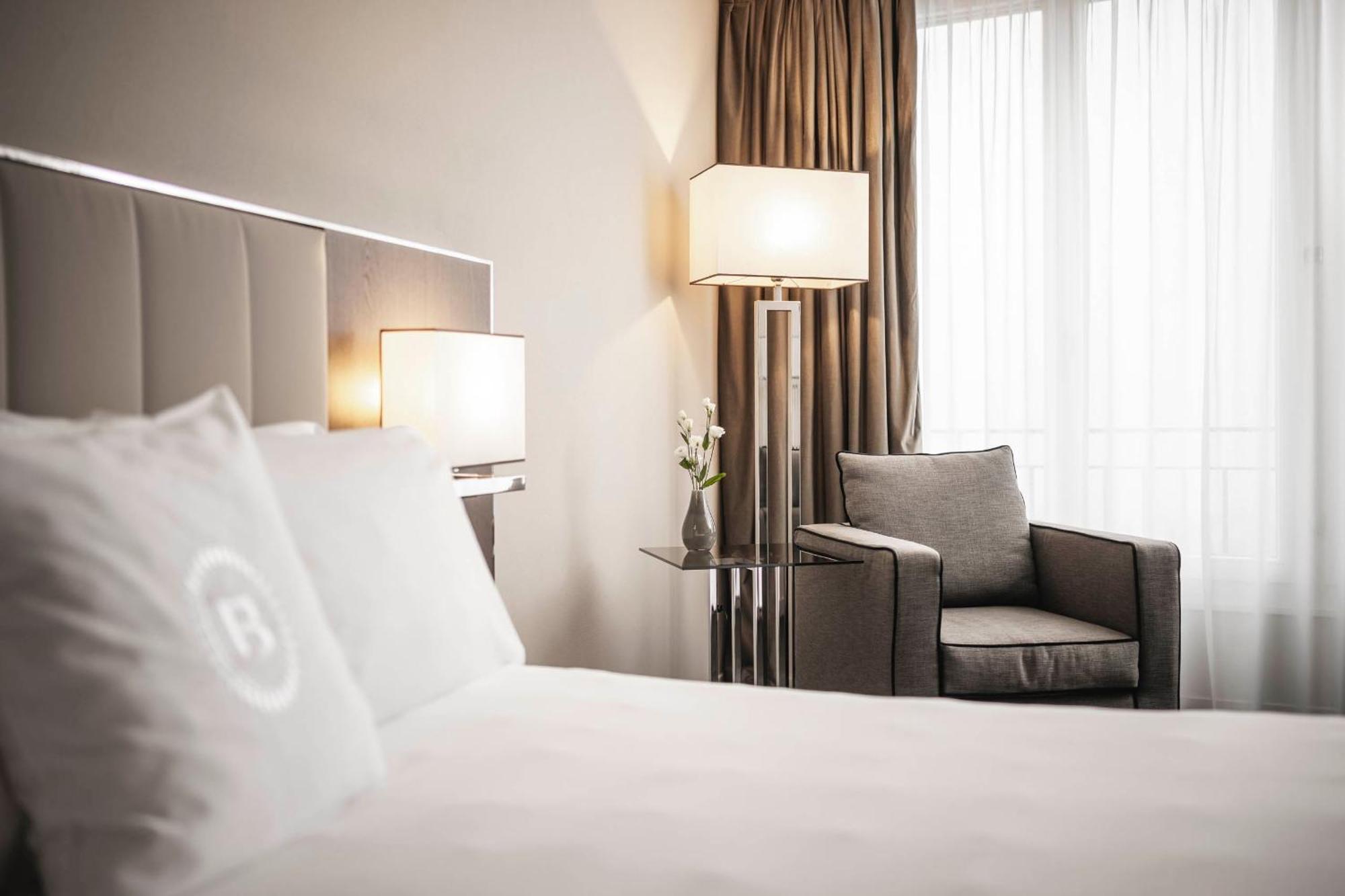 Chic Double or Twin Room with Lake View