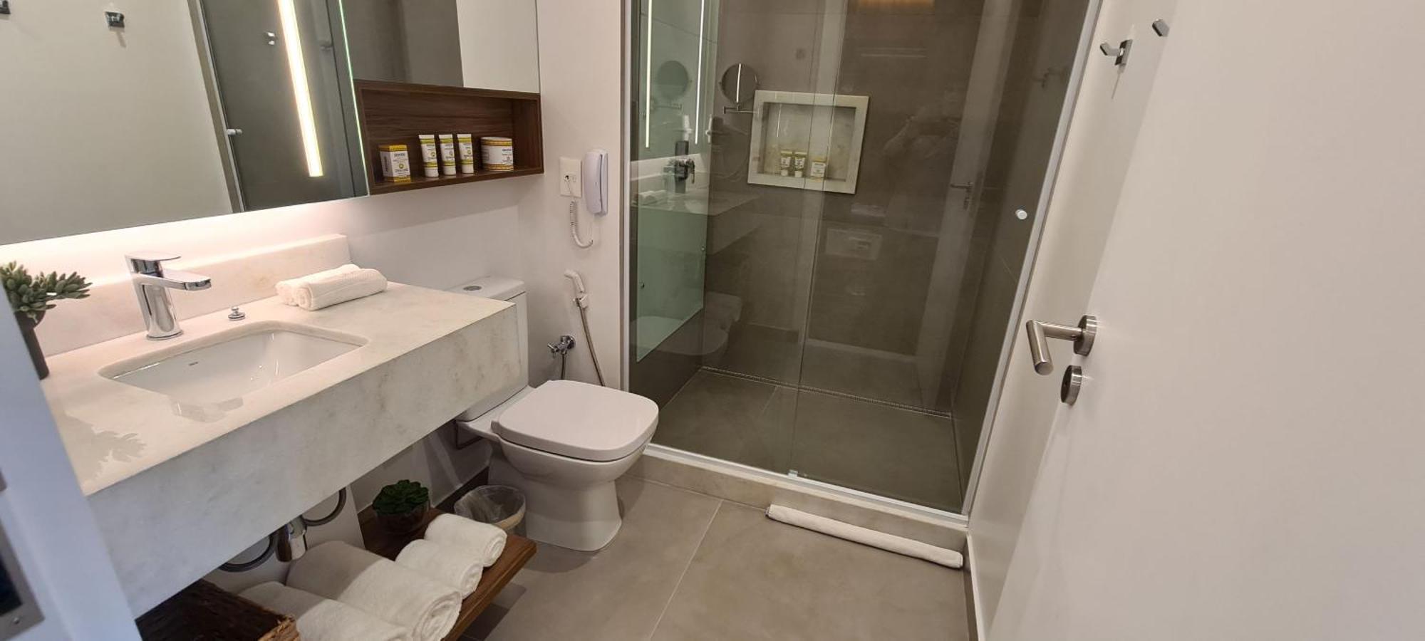 Quarto com 2 Camas de Solteiro e Vista da Cidade