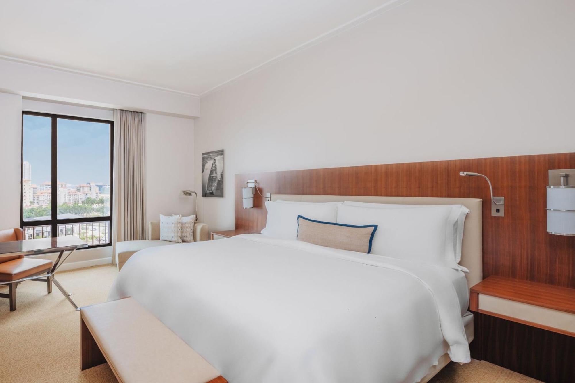 Deluxe Urban View Guest room 1 King City view