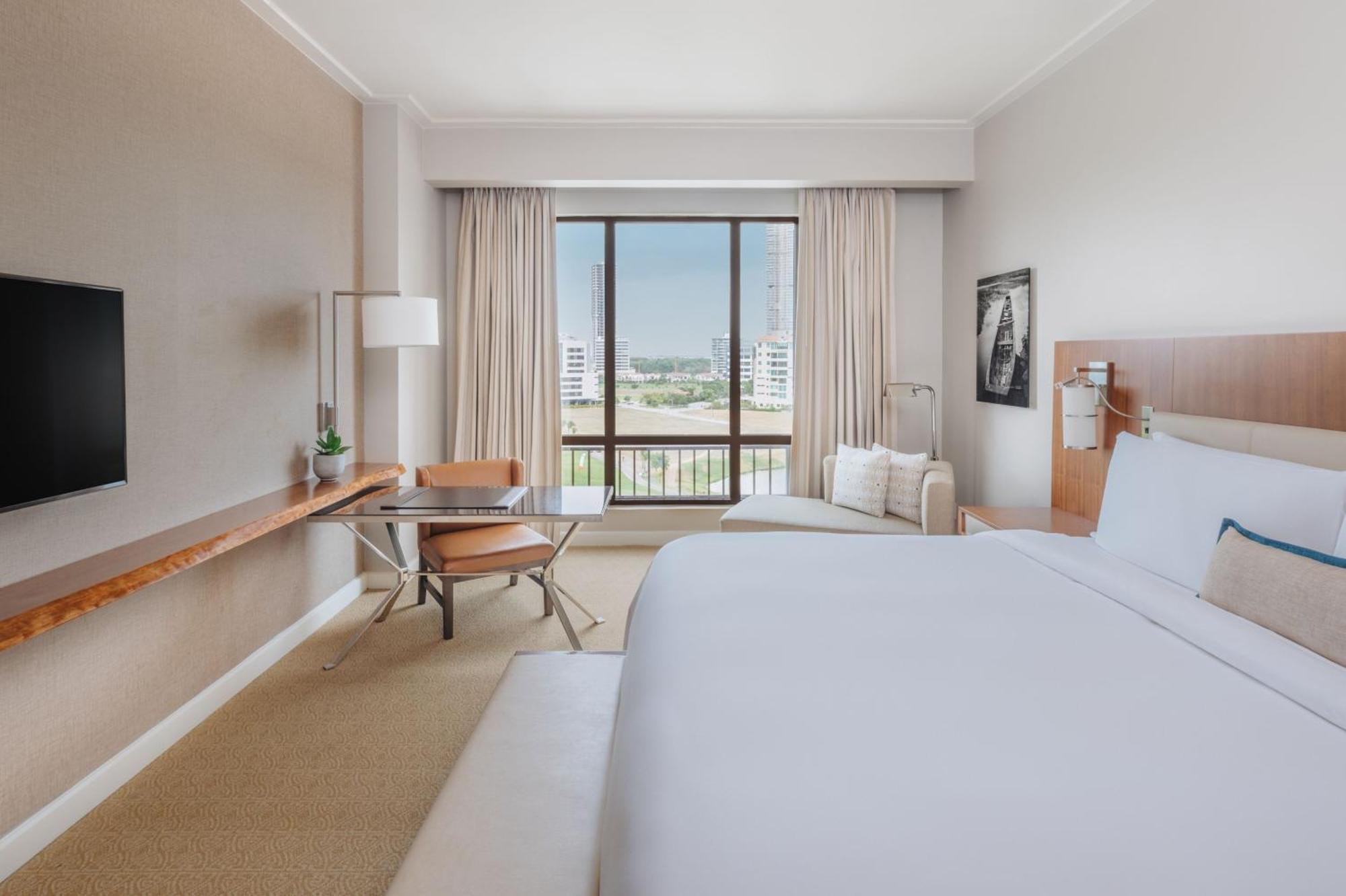 Deluxe Golf View Guest room 1 King Golf view