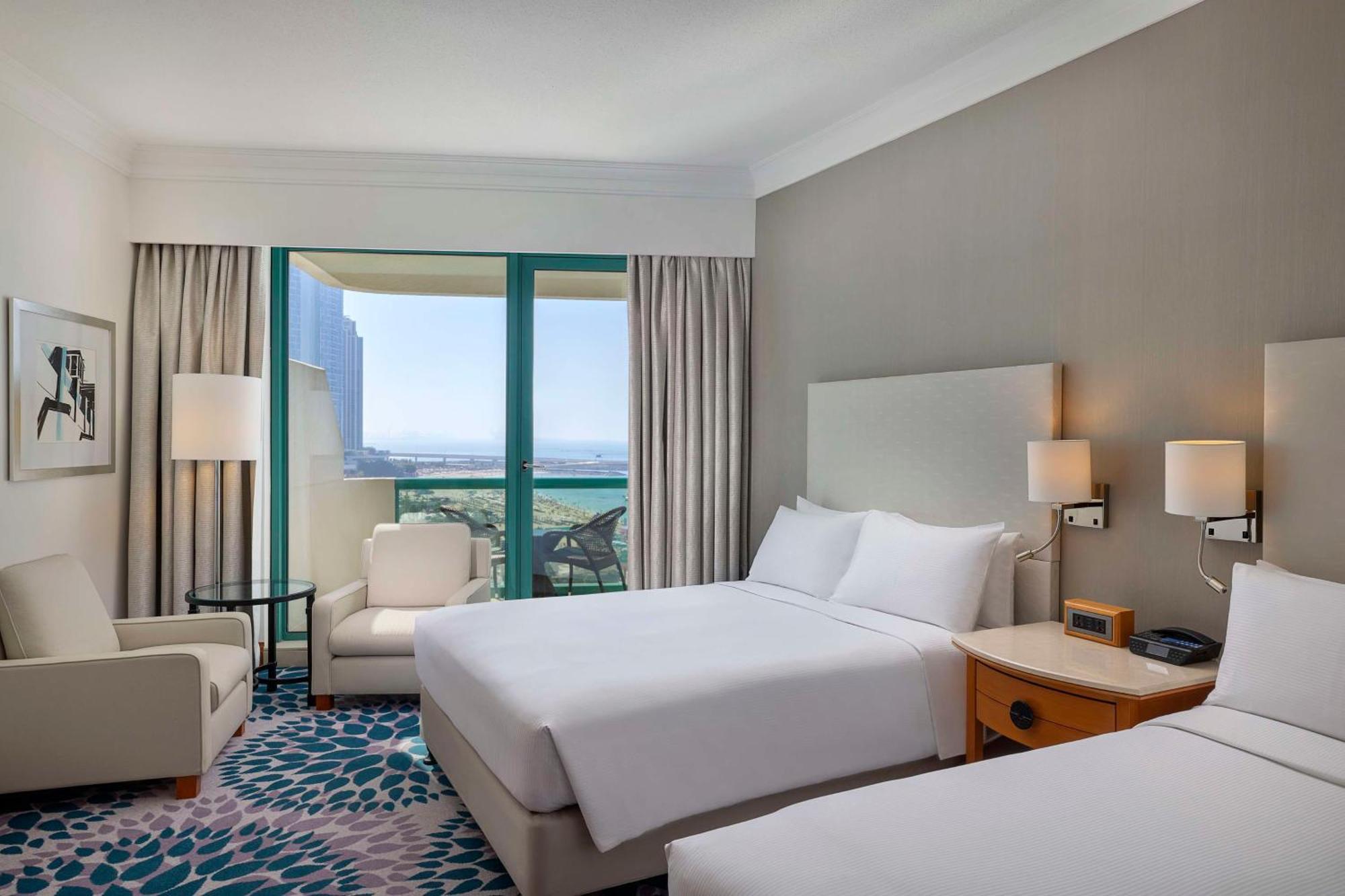 Suite Familiar con 2 camas grandes y vistas parciales al mar