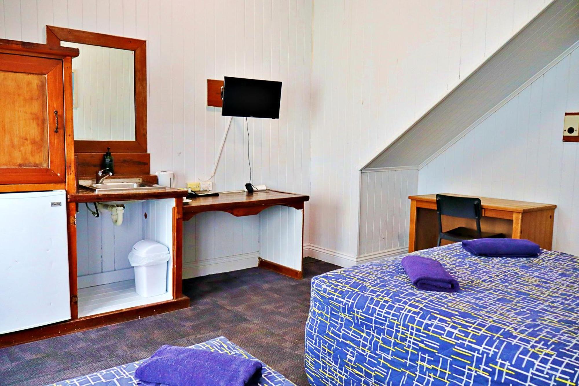 Habitación Triple Básica con baño compartido