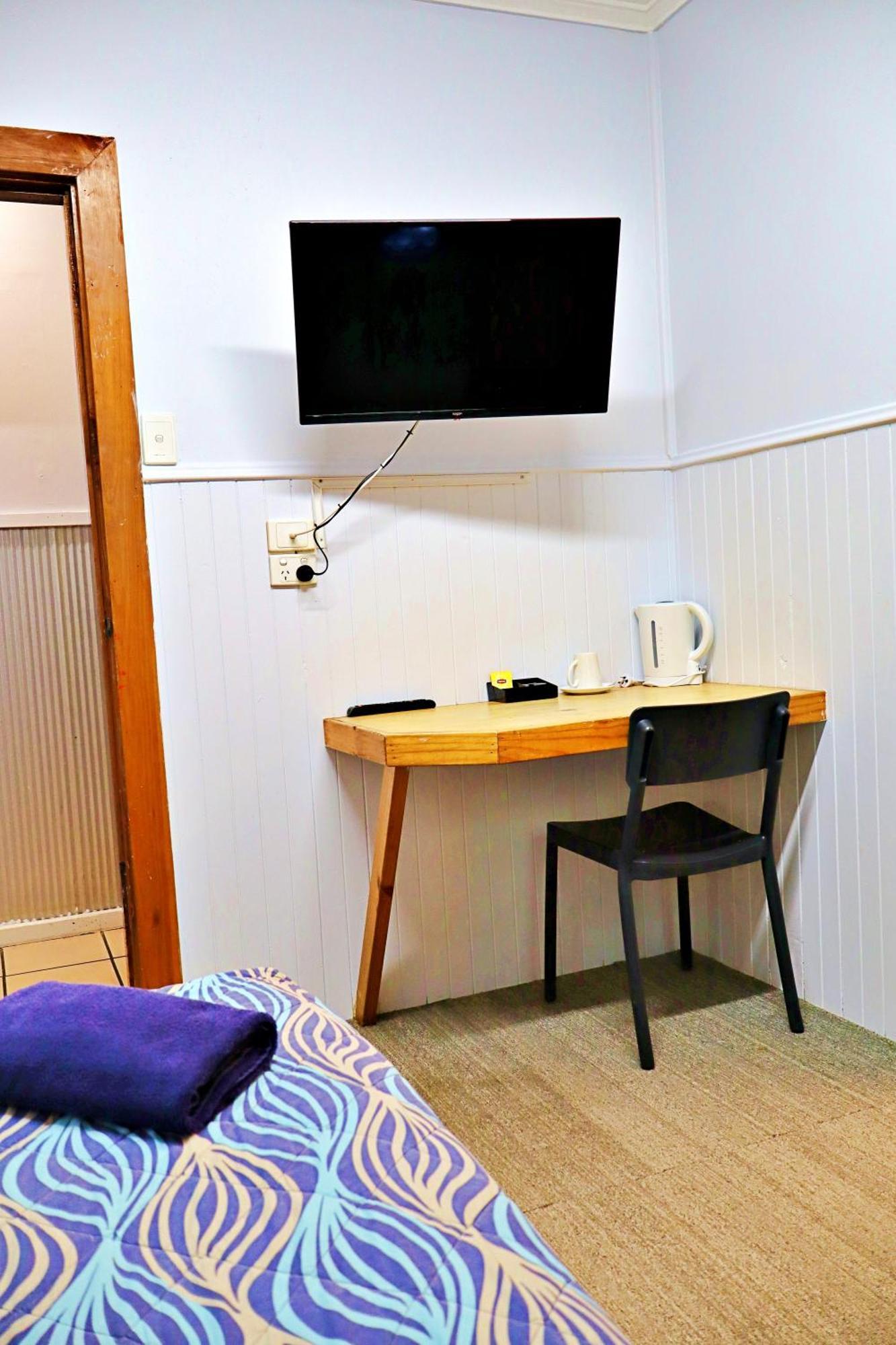 Habitación individual básica con baño compartido