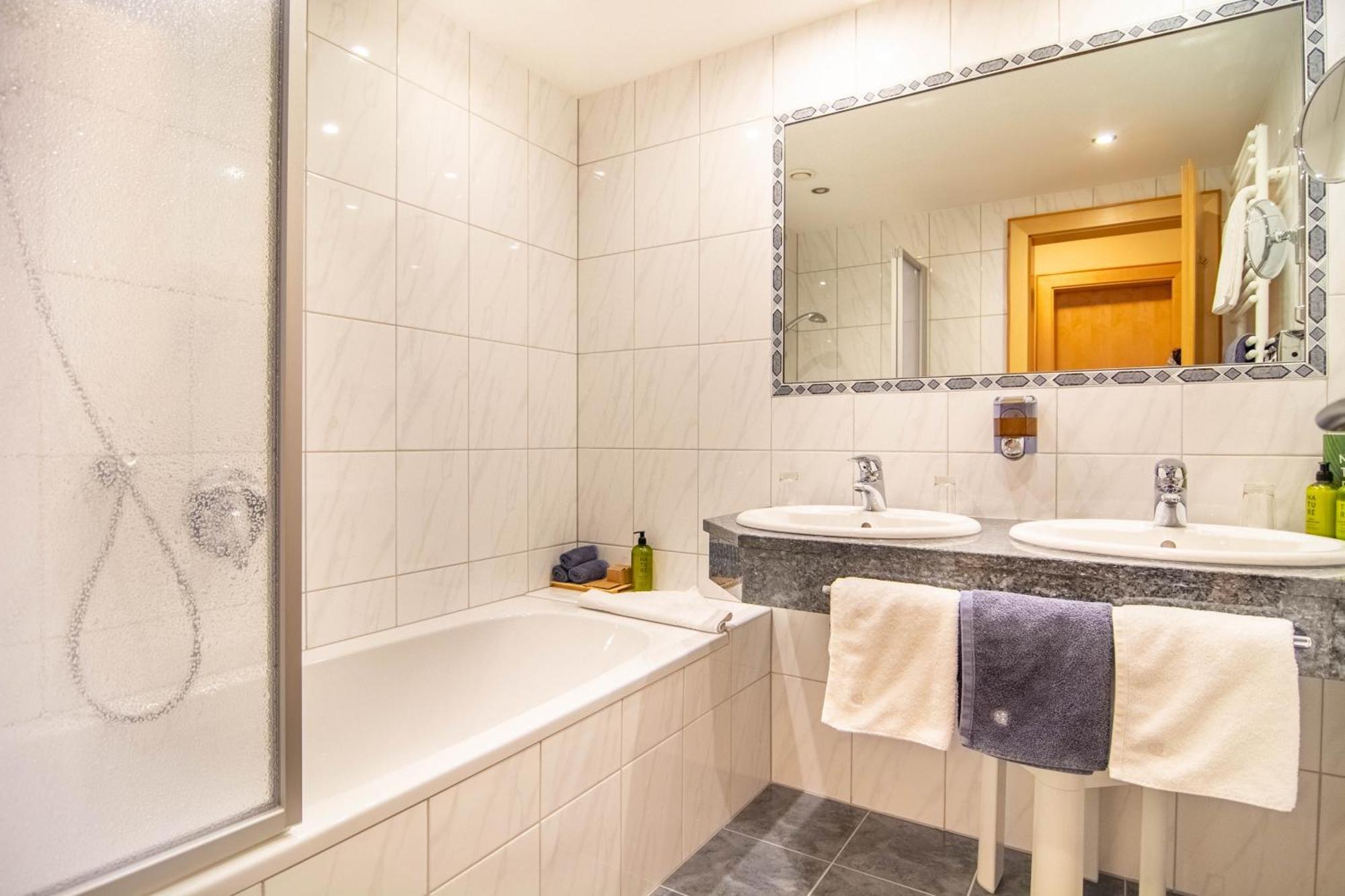 Dreibettzimmer mit Badewanne