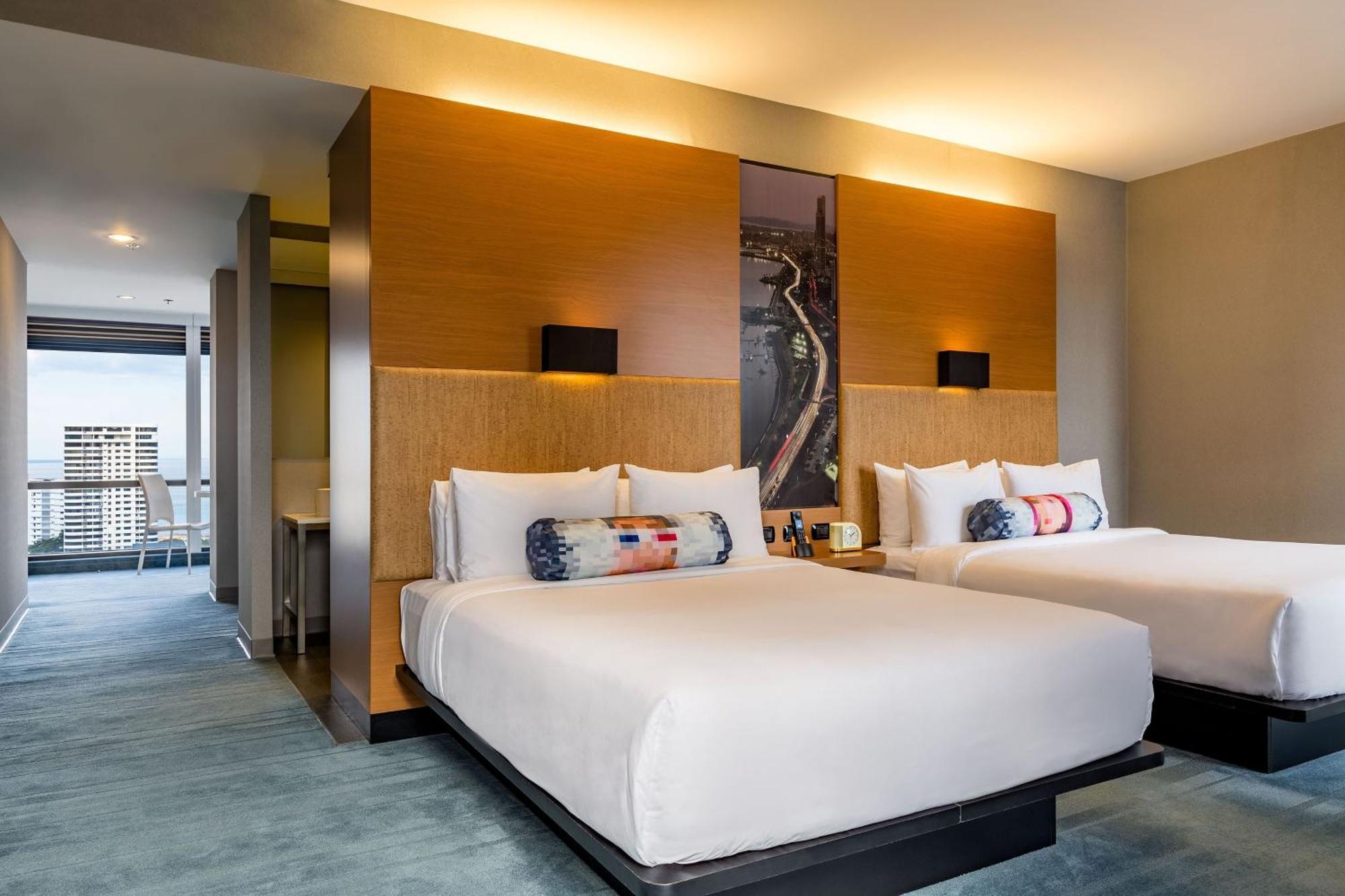 Aloft Junior Suite 2 Queen City view Corner room