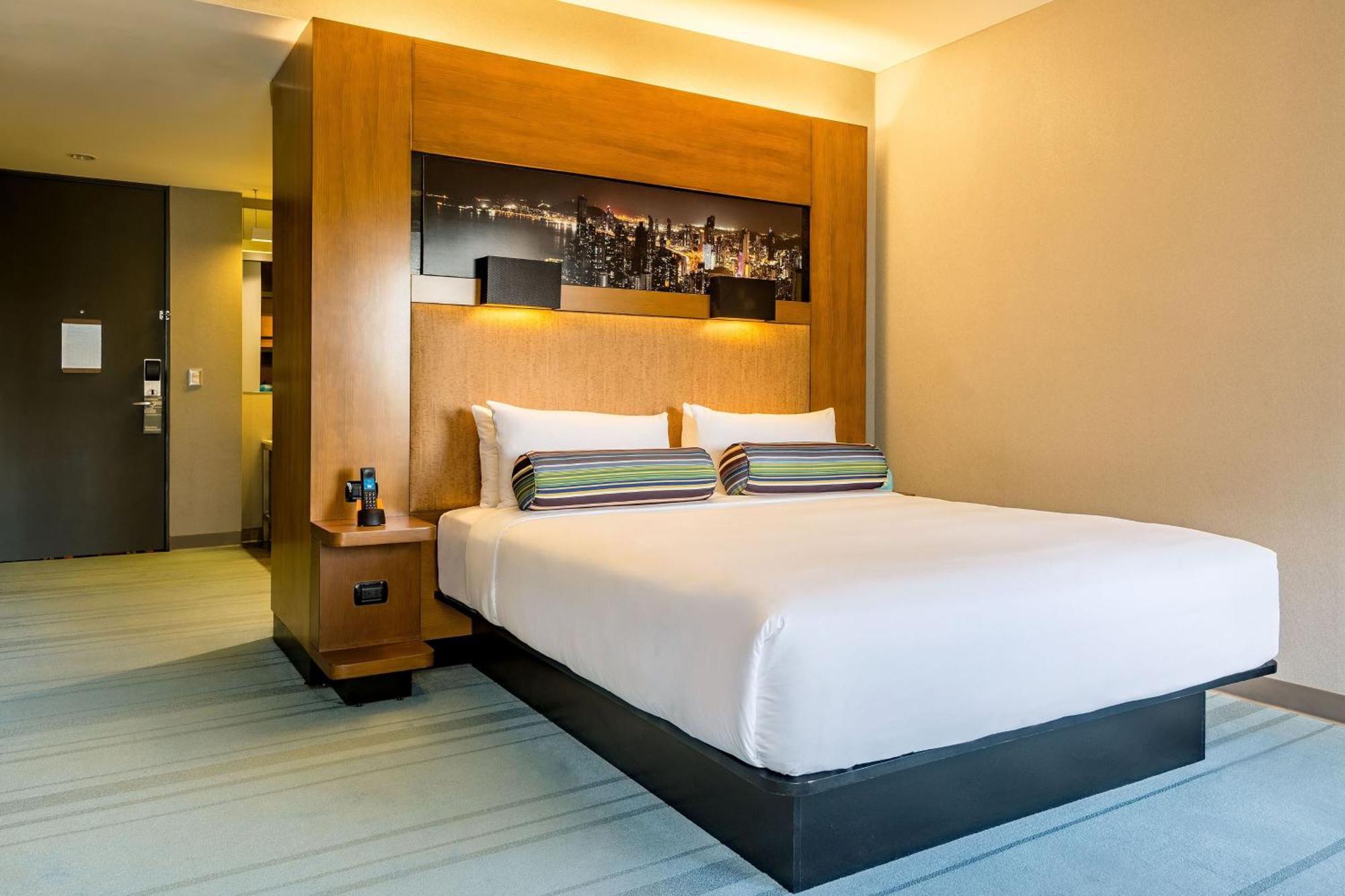 ALOFT Guest room 1 King City view